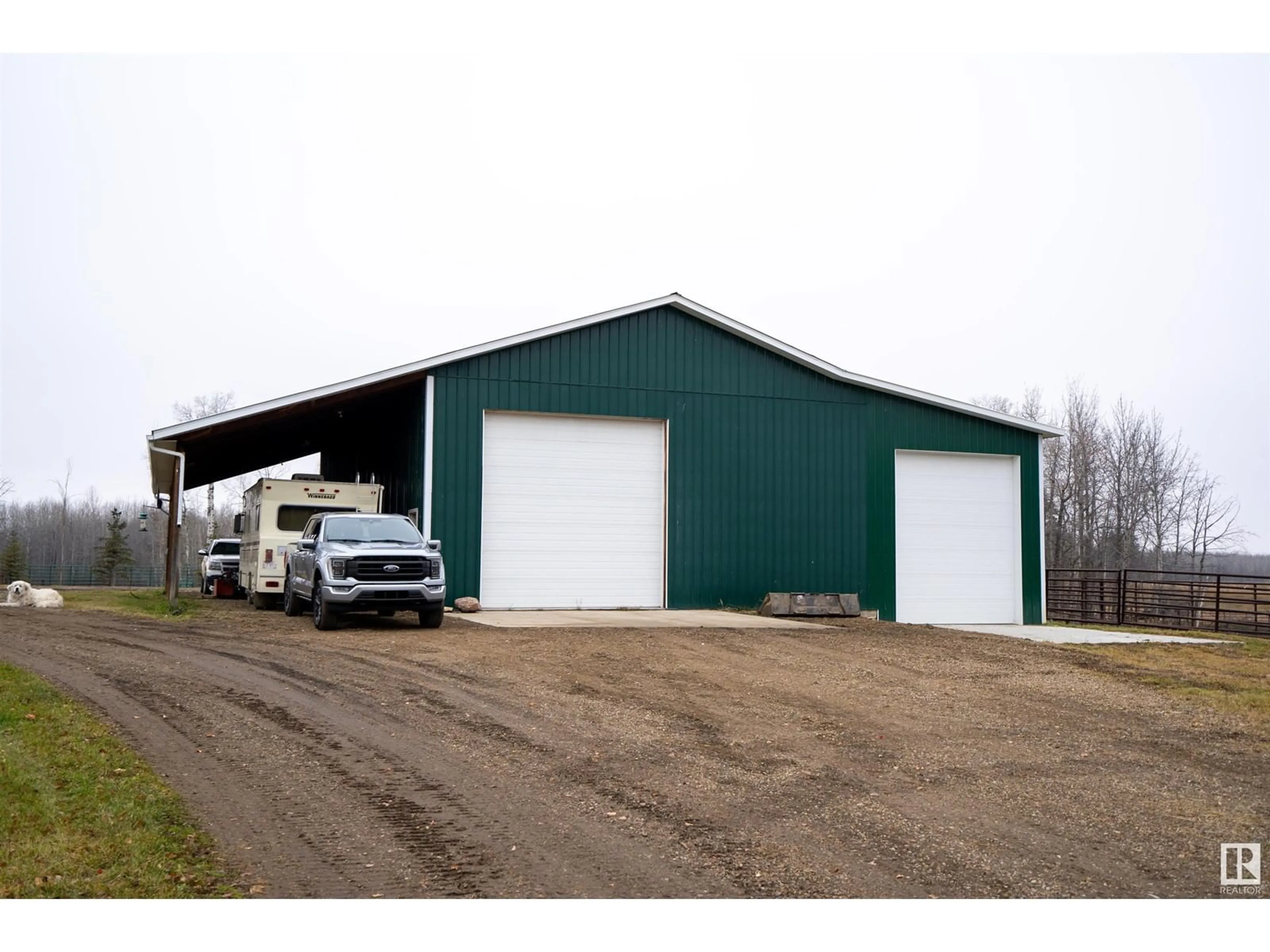 Indoor garage for 54010 RGE ROAD 41, Rural Lac Ste. Anne County Alberta T0E1V0