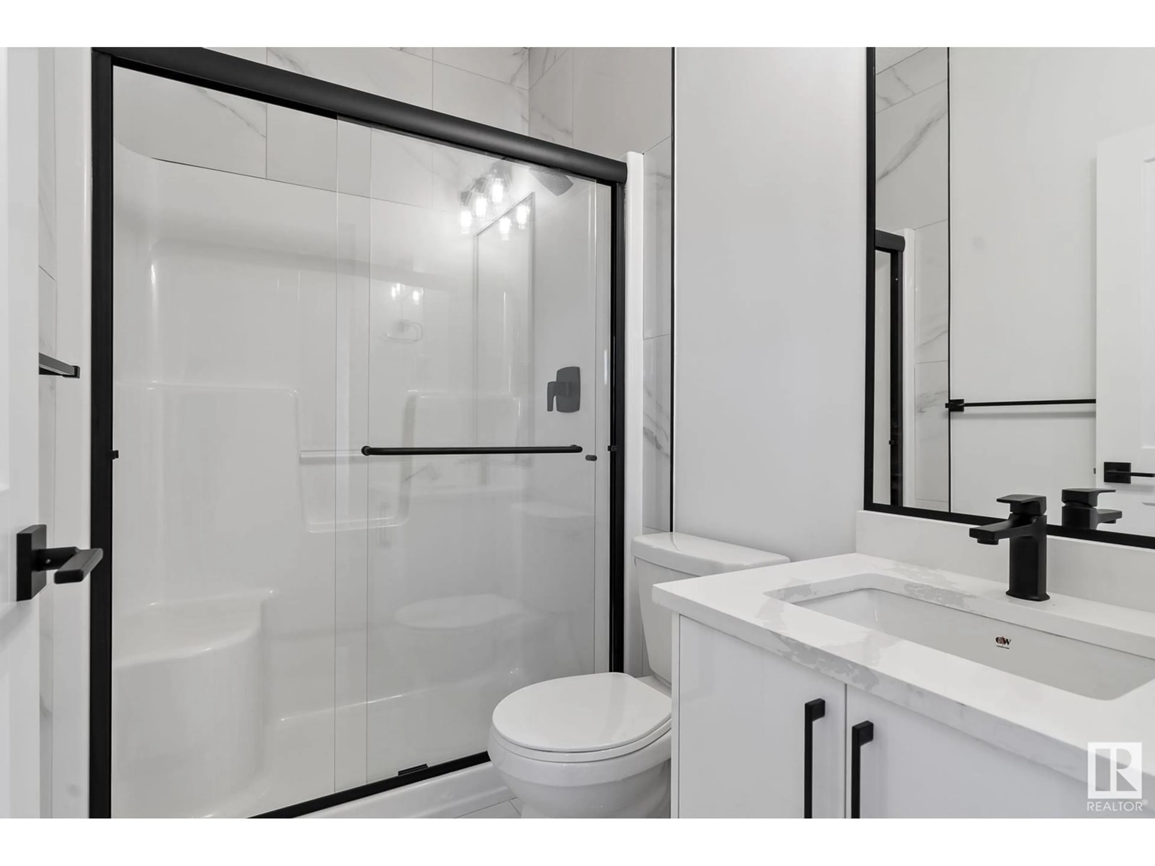 Standard bathroom, ceramic floors for 715 30 AV NW, Edmonton Alberta T6T1J2