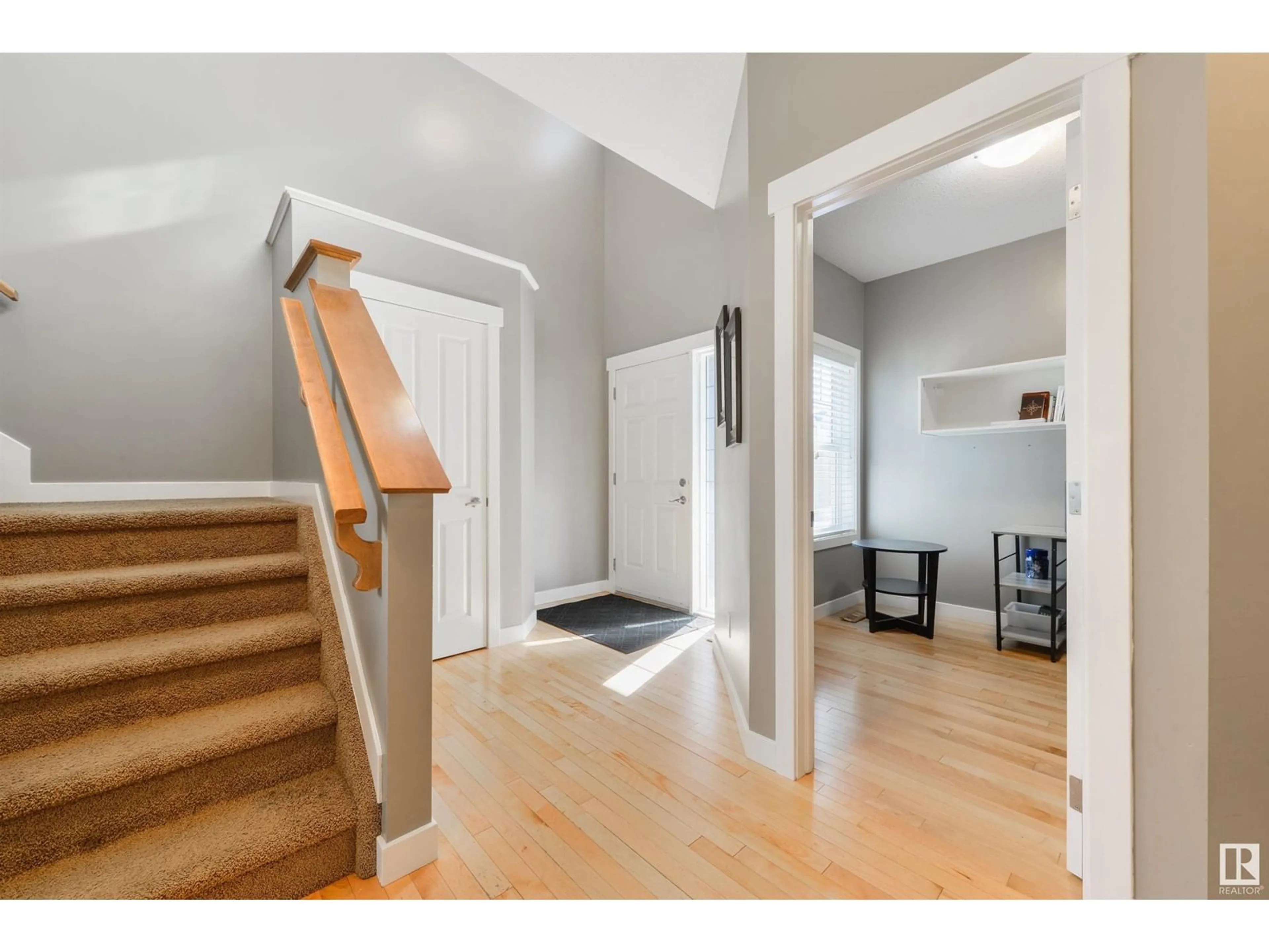 Indoor entryway, wood floors for 21906 94A AV NW, Edmonton Alberta T5T1N1