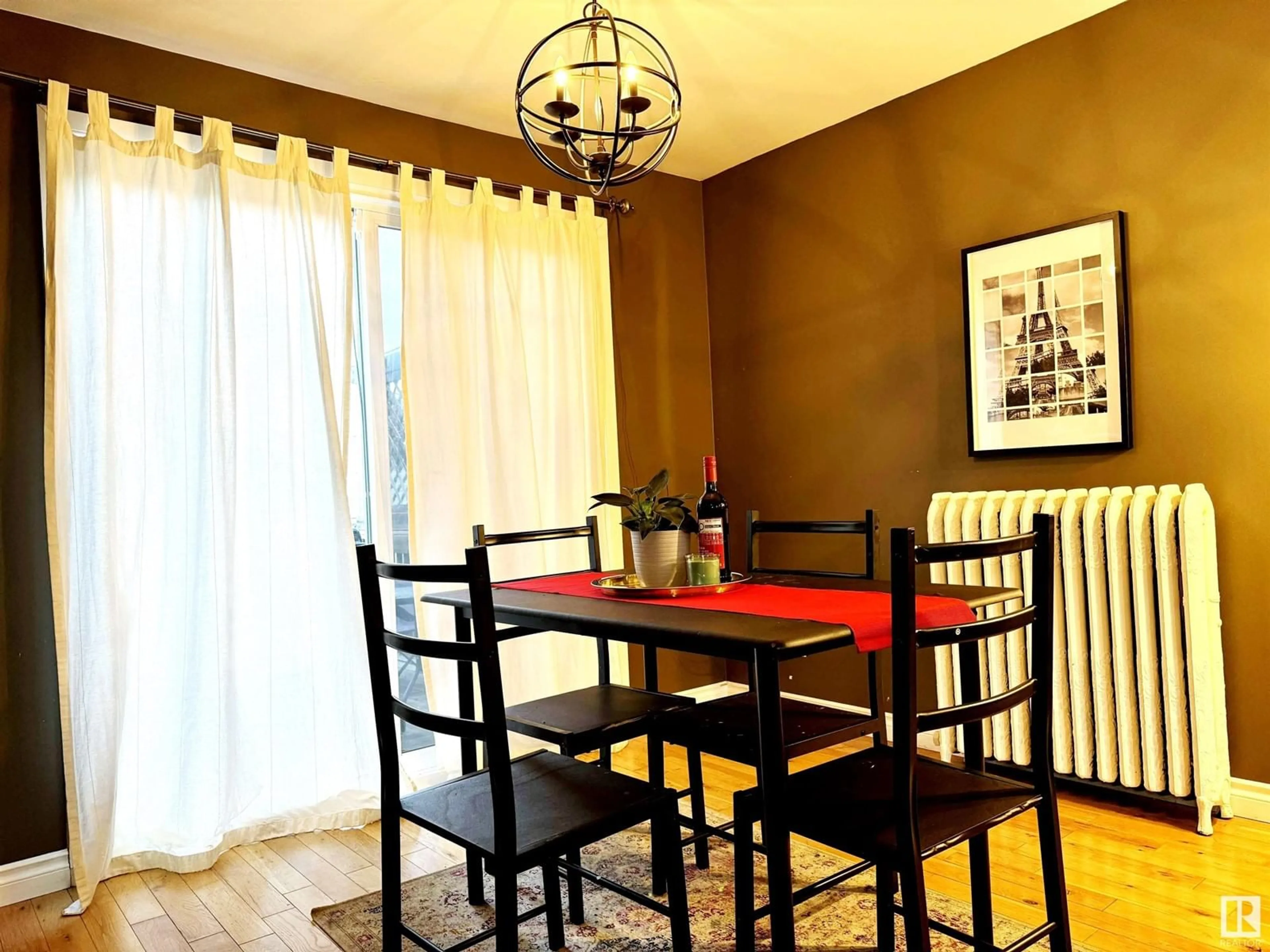 Dining room, wood floors, cottage for 9626 72 AV NW, Edmonton Alberta T6E0Y6