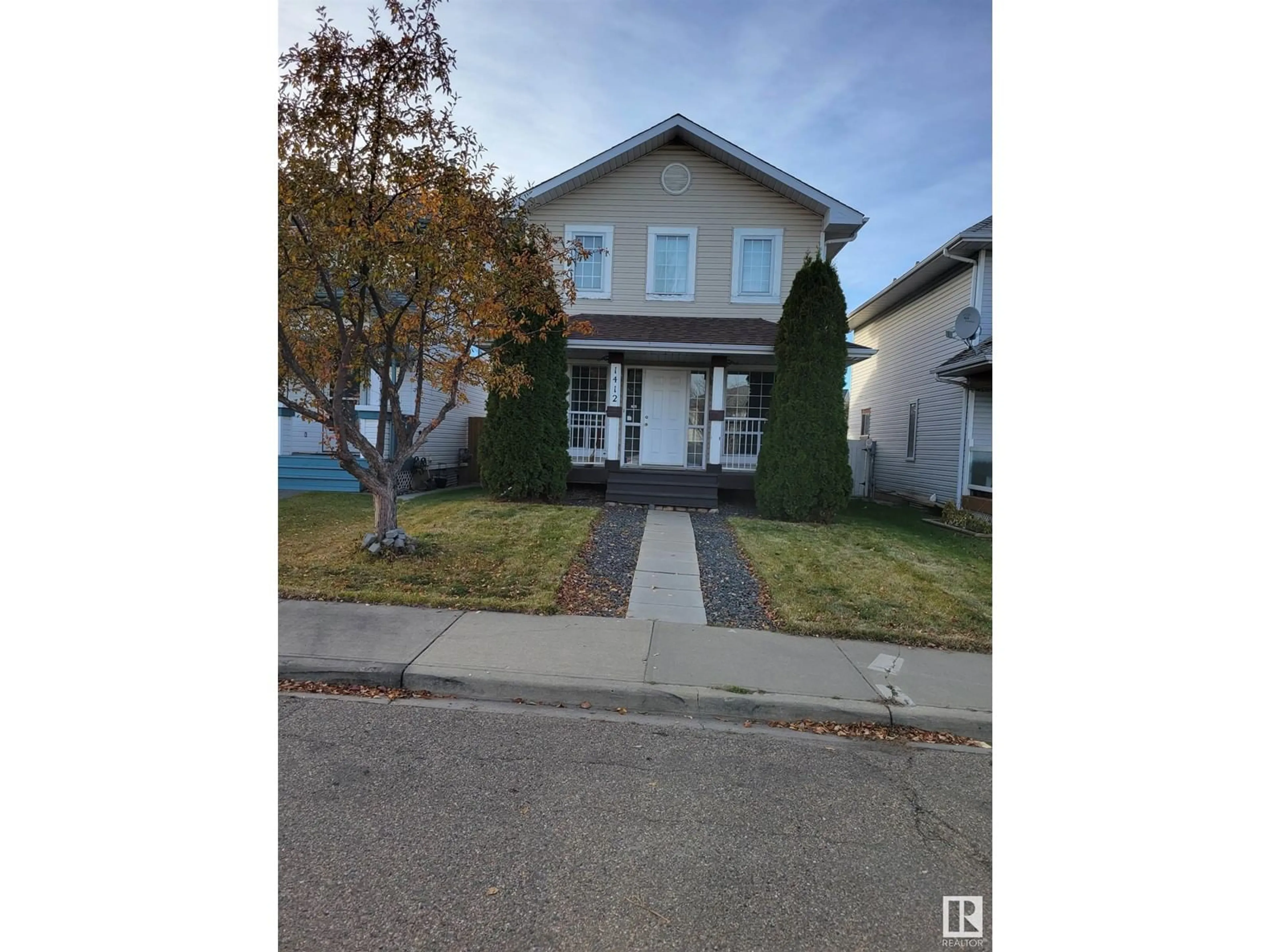 Frontside or backside of a home, the street view for 1412 JEFFERYS CR NW, Edmonton Alberta T6L6T4