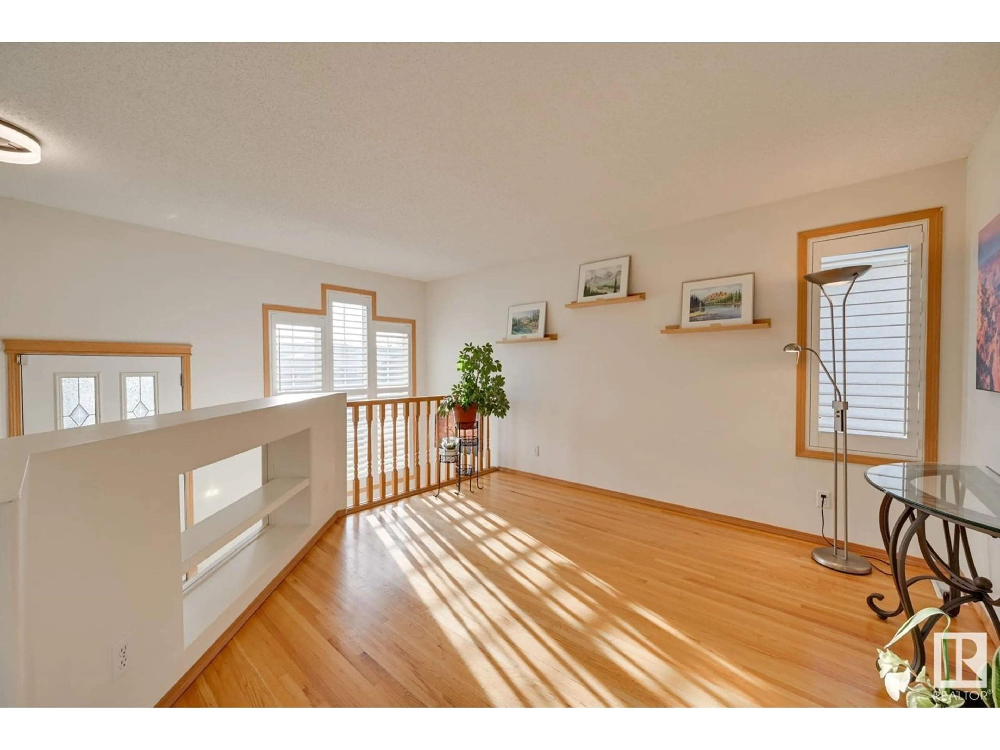 Indoor entryway, wood floors for 19024 52 AV NW, Edmonton Alberta T6M2R4