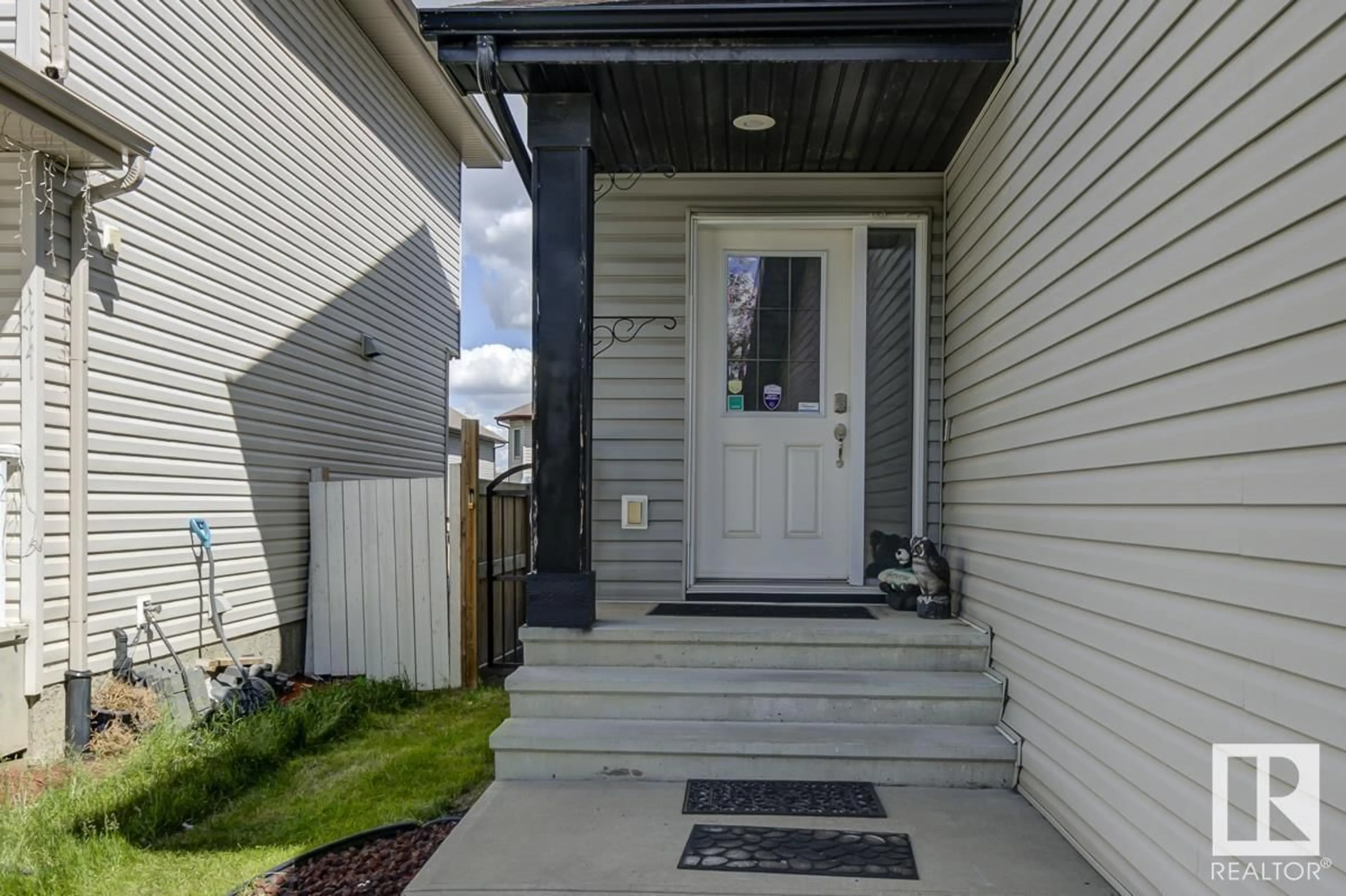 Indoor entryway, wood floors for 3224 21 AV NW, Edmonton Alberta T6T0K9