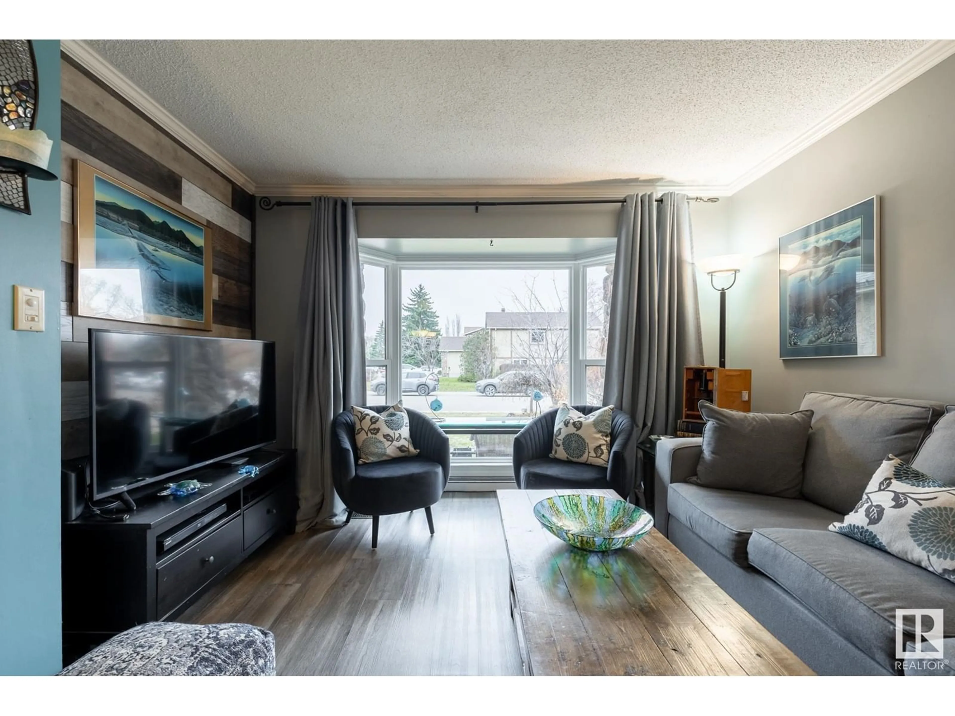 Living room, wood floors for 7028 187 ST NW, Edmonton Alberta T5T2W2