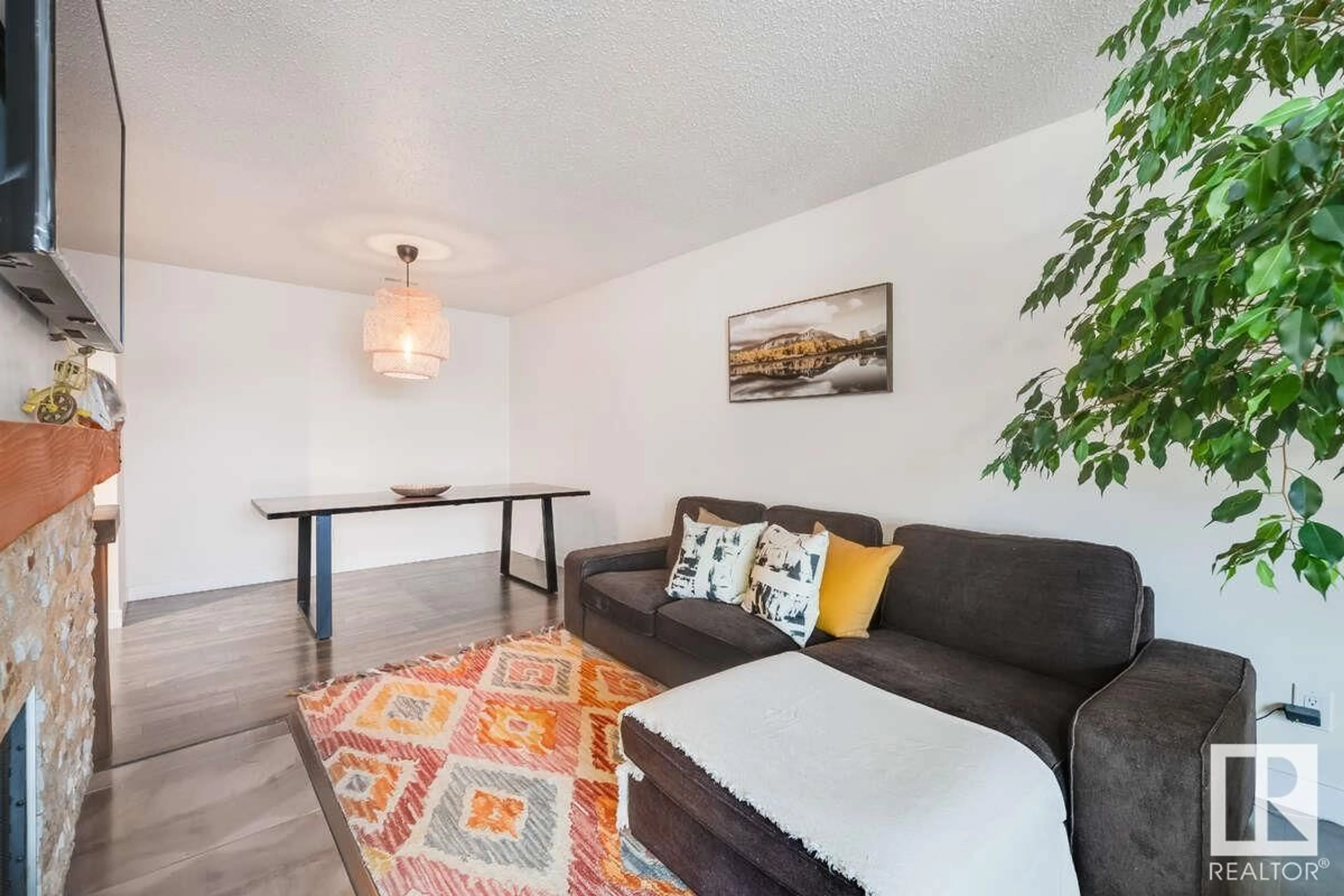 Living room for 2306 151 AV NW, Edmonton Alberta T5Y2L1