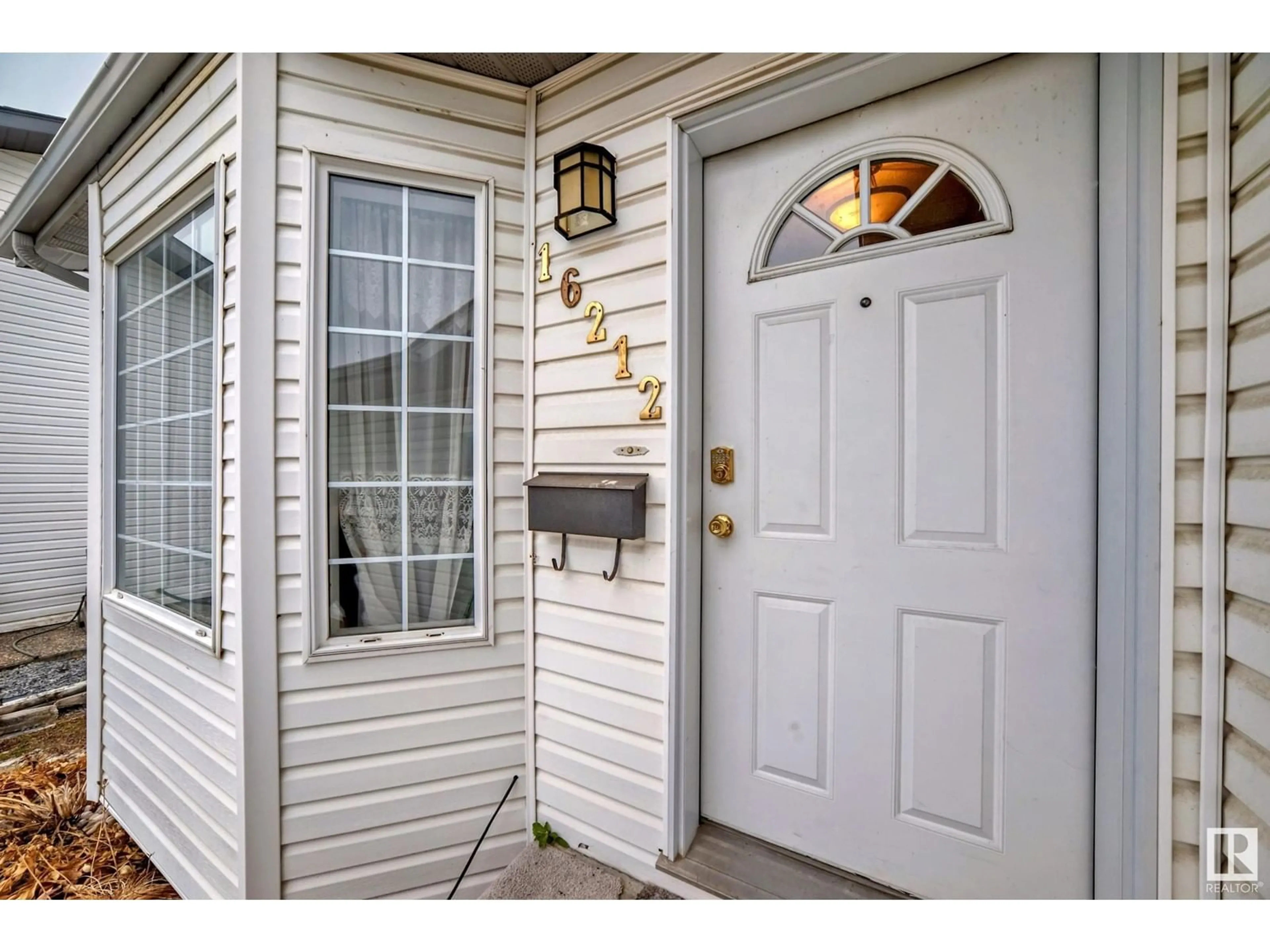 Indoor entryway for 16212 60 ST NW, Edmonton Alberta T5Y2S2