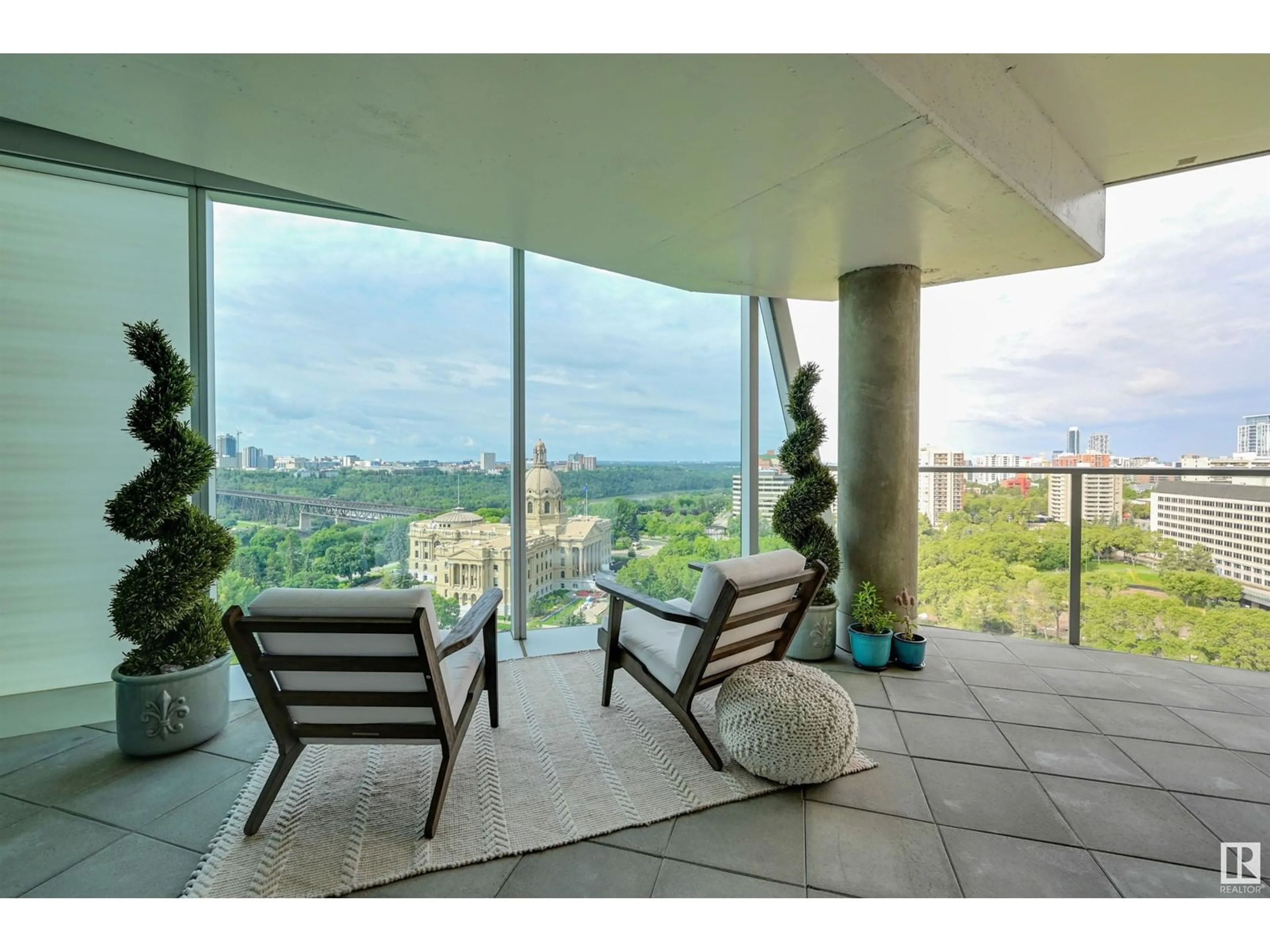 Indoor foyer, cement floor for #2105 9720 106 ST NW, Edmonton Alberta T5K1B6