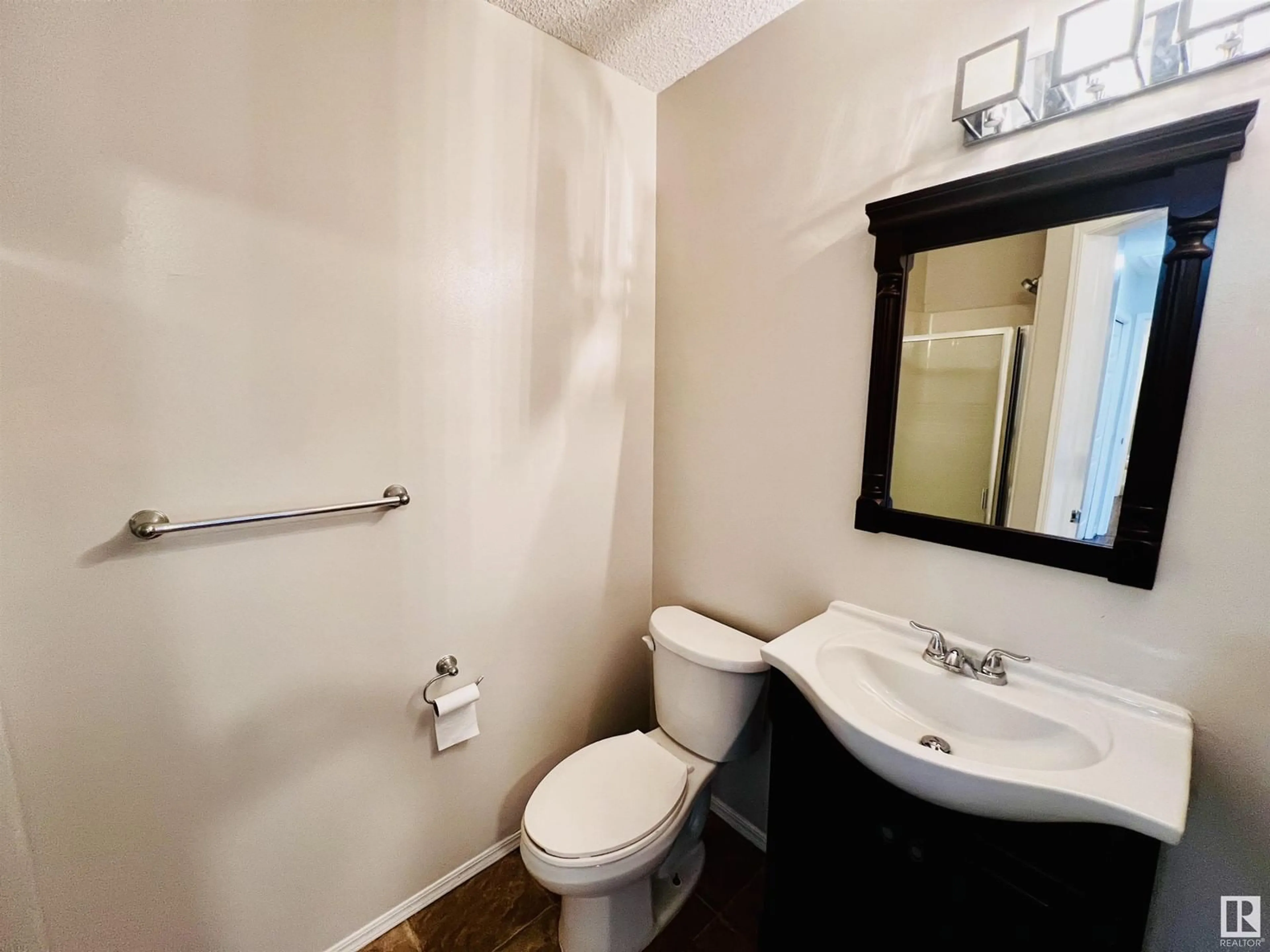 Standard bathroom, unknown floor for 3728 131 AV NW, Edmonton Alberta T5A5A4