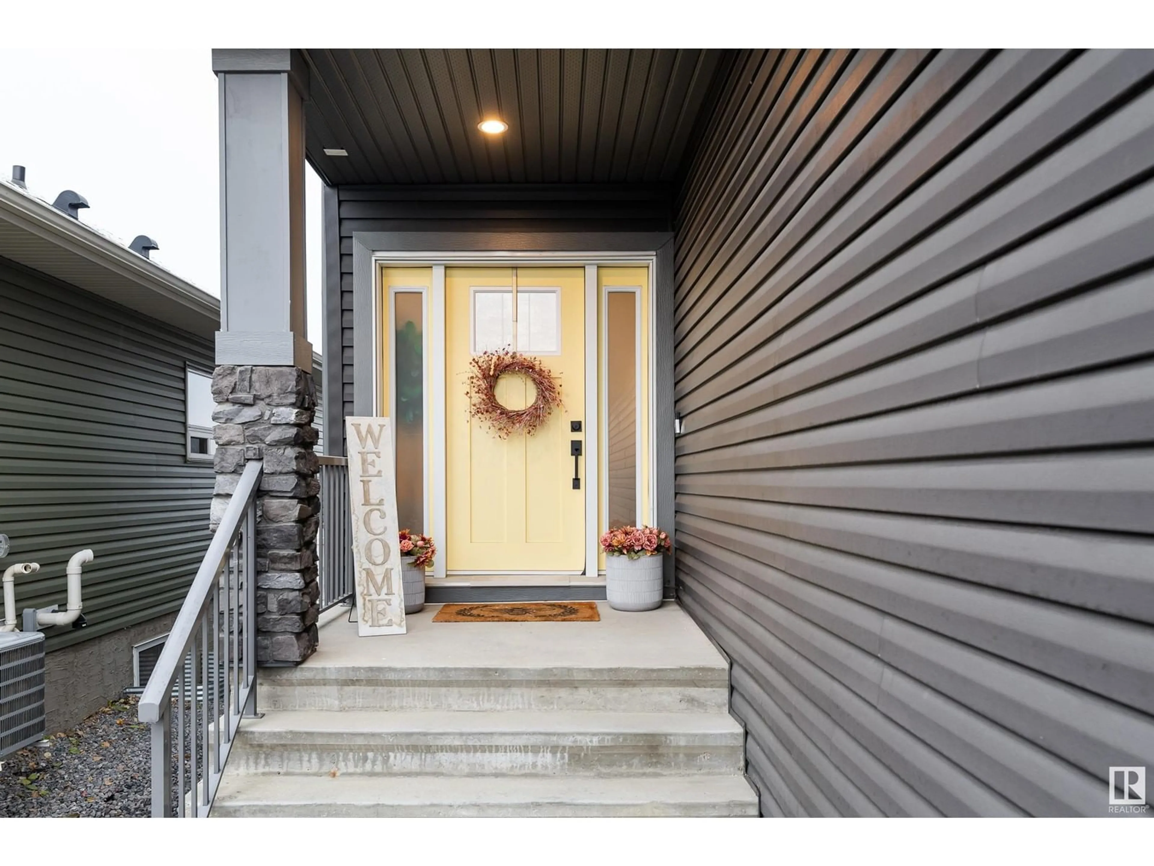 Indoor entryway, wood floors for 202 WOODHILL LN, Fort Saskatchewan Alberta T8L0L5