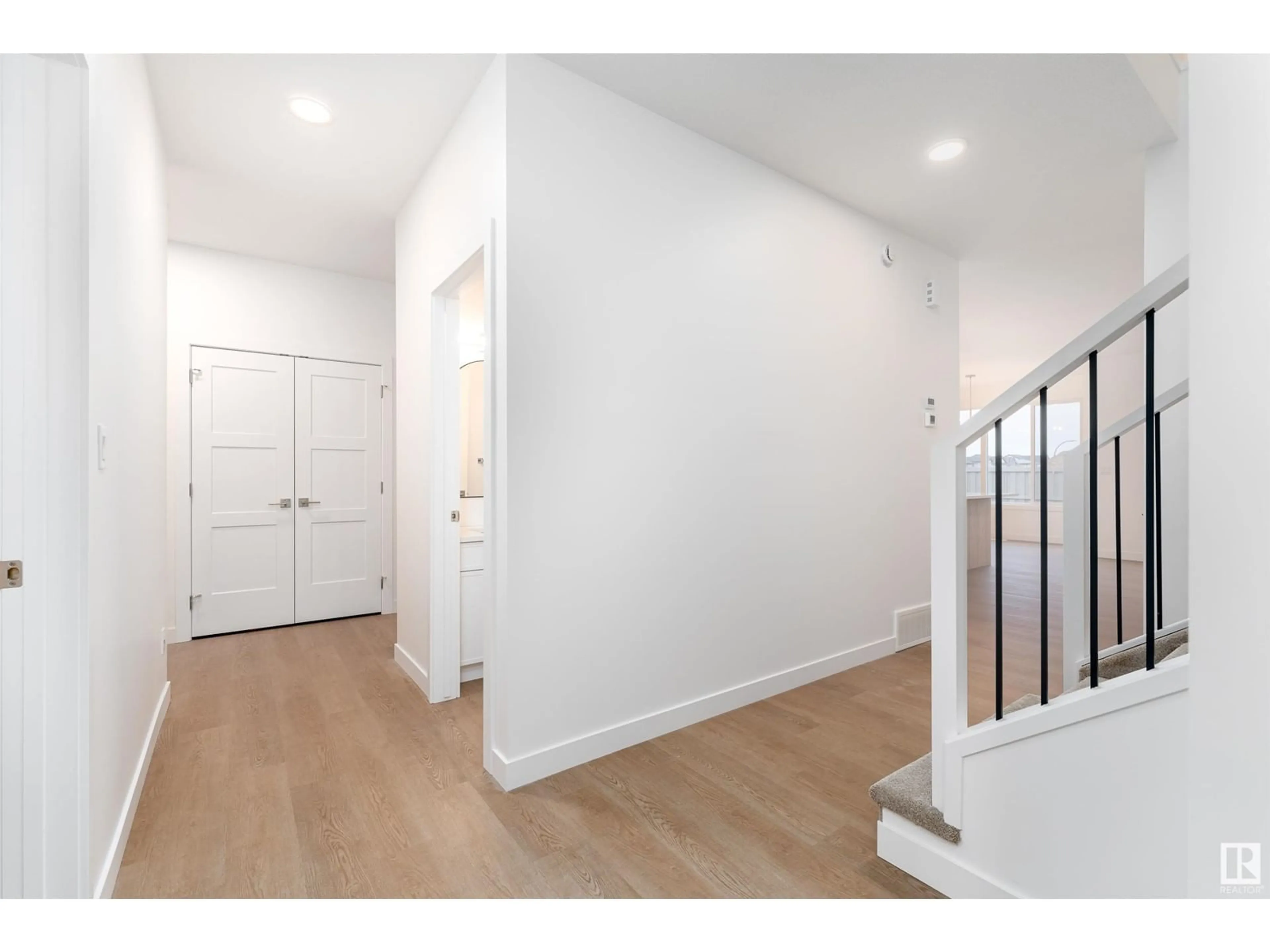 Indoor entryway, wood floors for 22128 94 AV NW, Edmonton Alberta T5T7T1