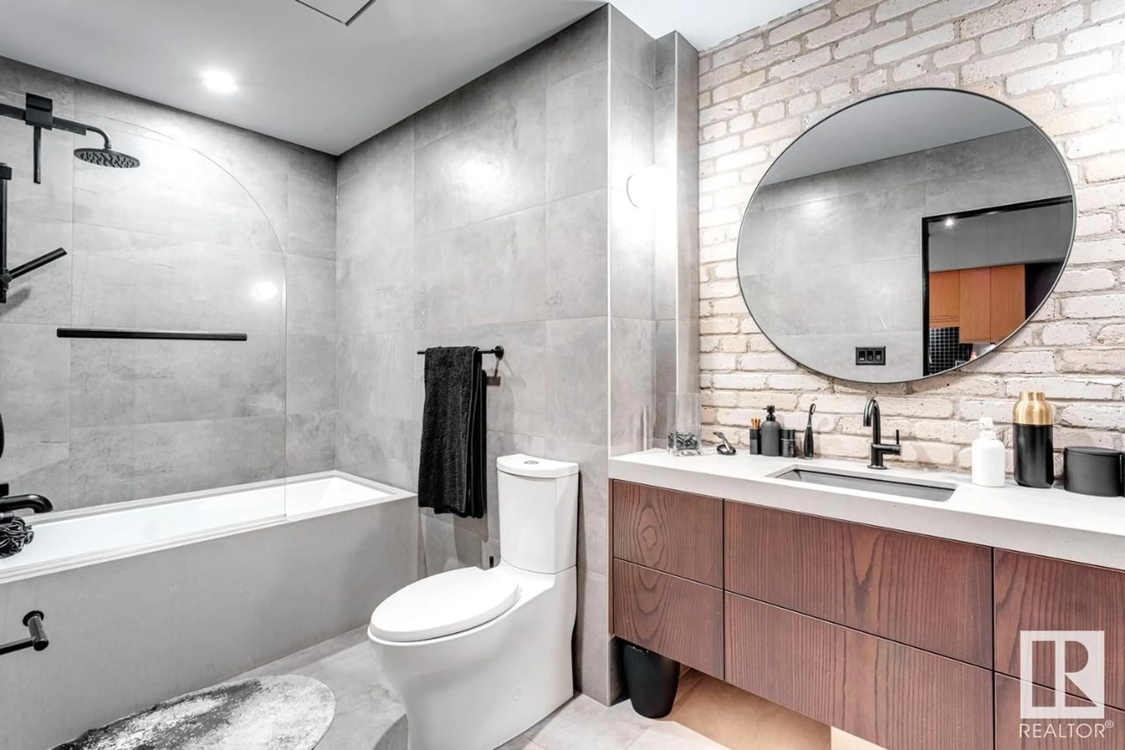 Contemporary bathroom, ceramic floors for #404 10169 104 ST NW, Edmonton Alberta T5J1A5