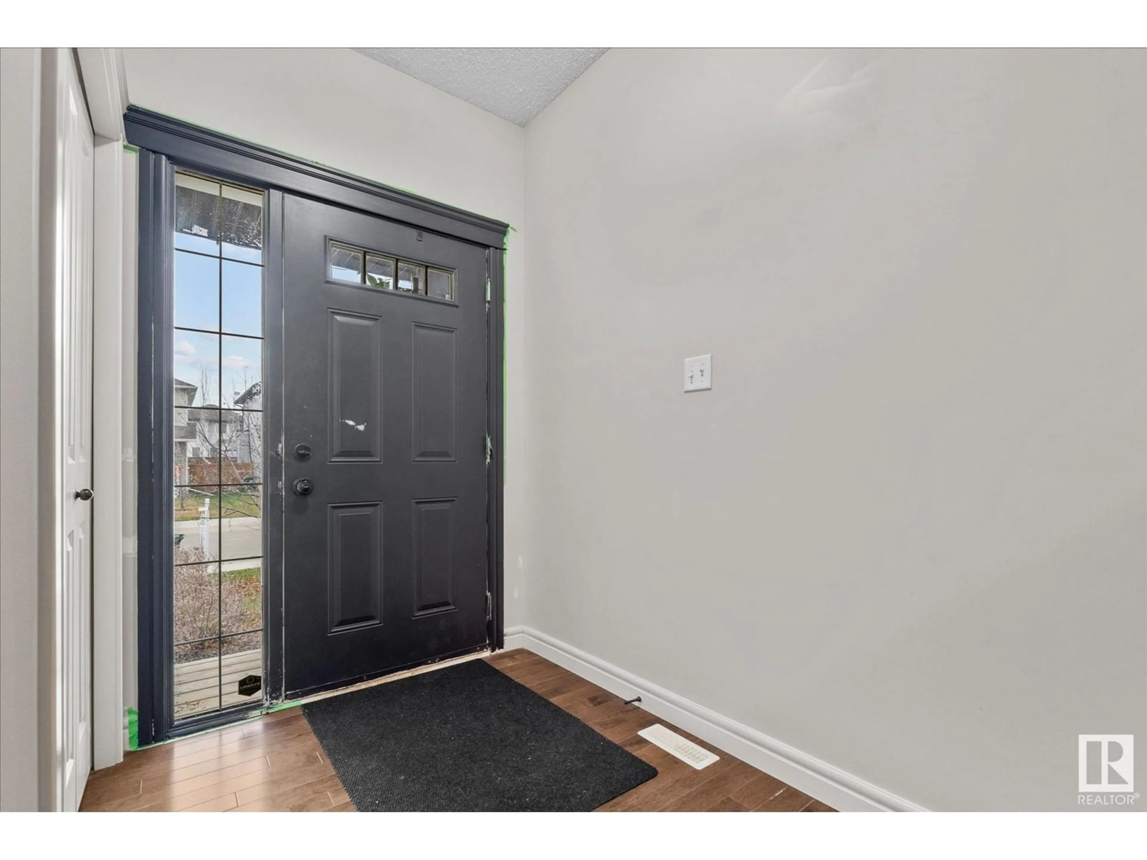 Indoor entryway, wood floors for 1302 South Creek LI, Stony Plain Alberta T7Z0J7