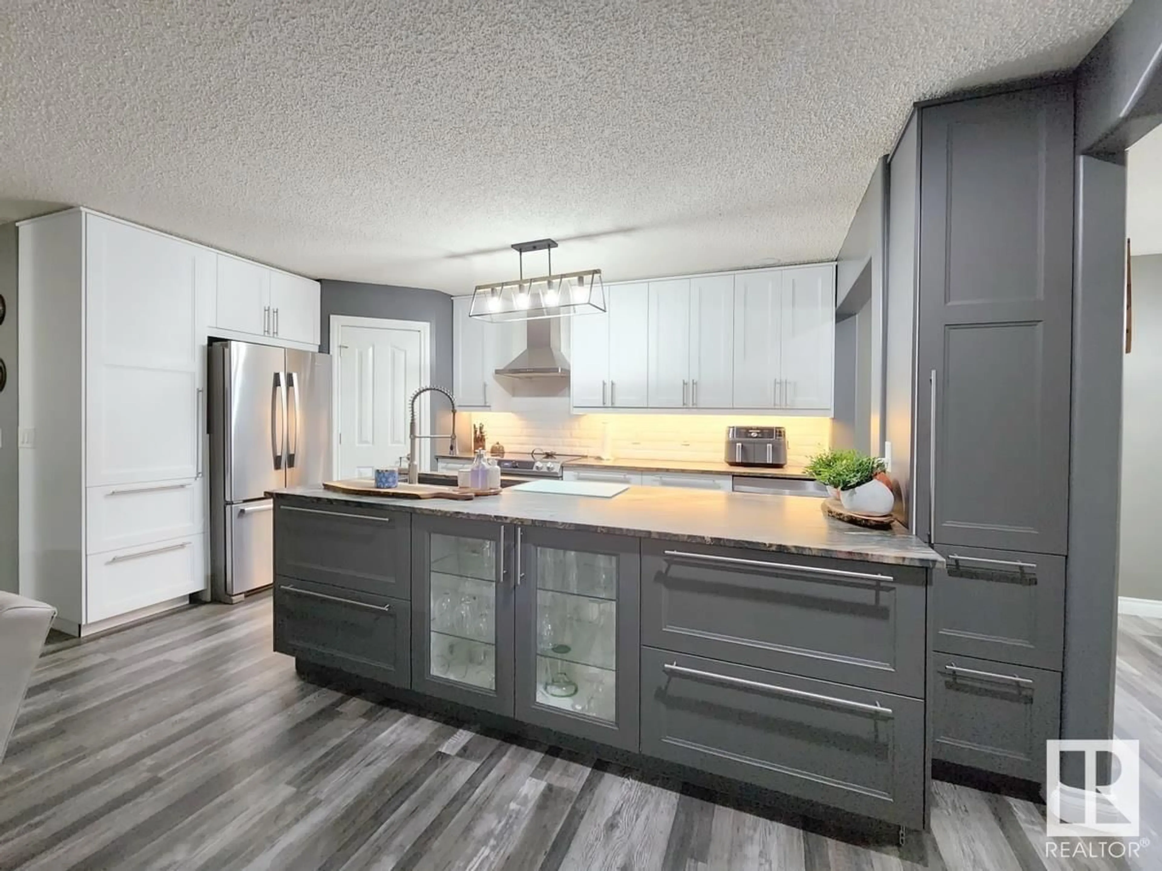 Contemporary kitchen, wood floors for 31 WESTWOOD WY, Fort Saskatchewan Alberta T8L4G4