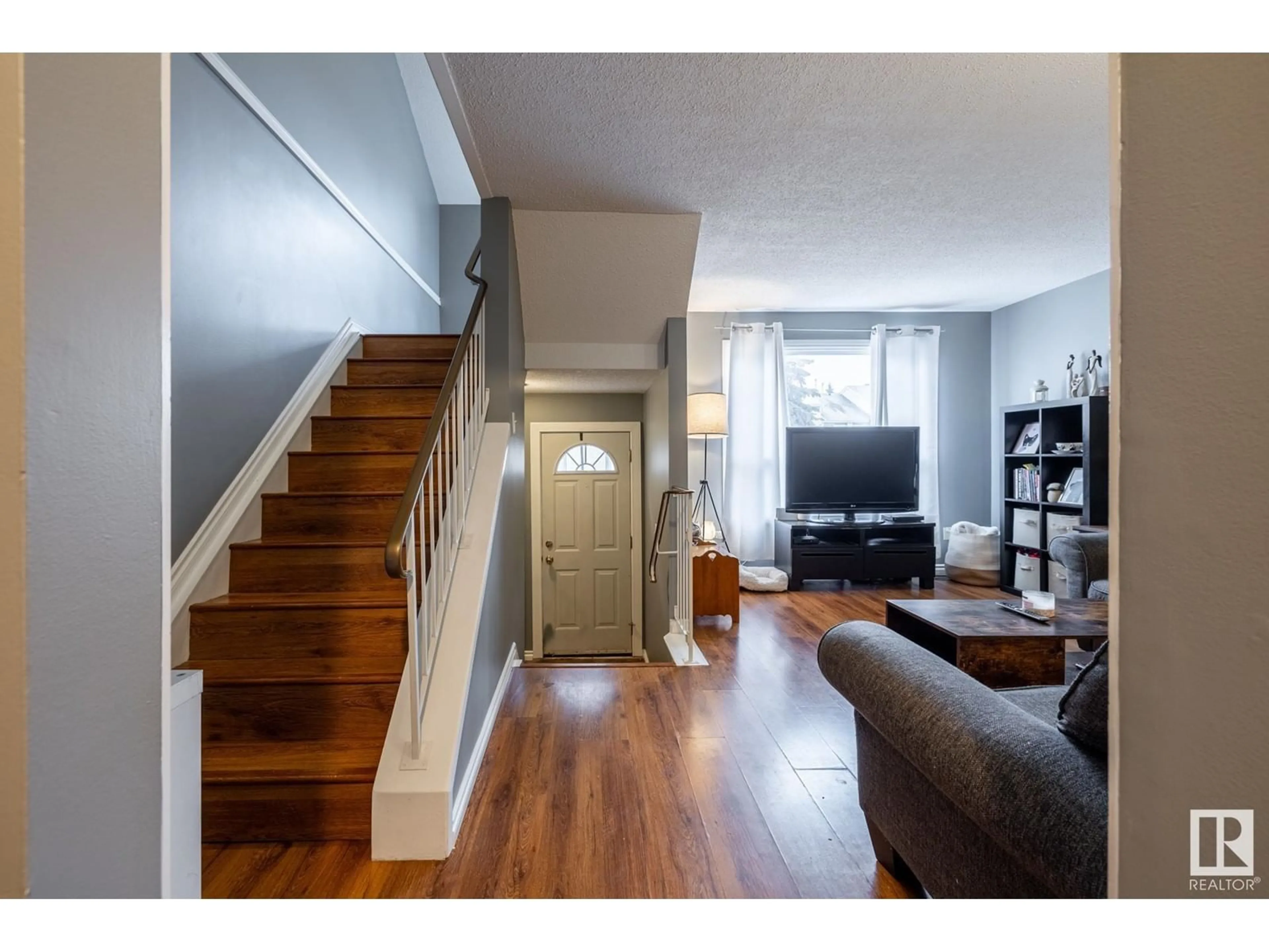 Indoor entryway, wood floors for 18224 91 AV NW, Edmonton Alberta T5T2E2