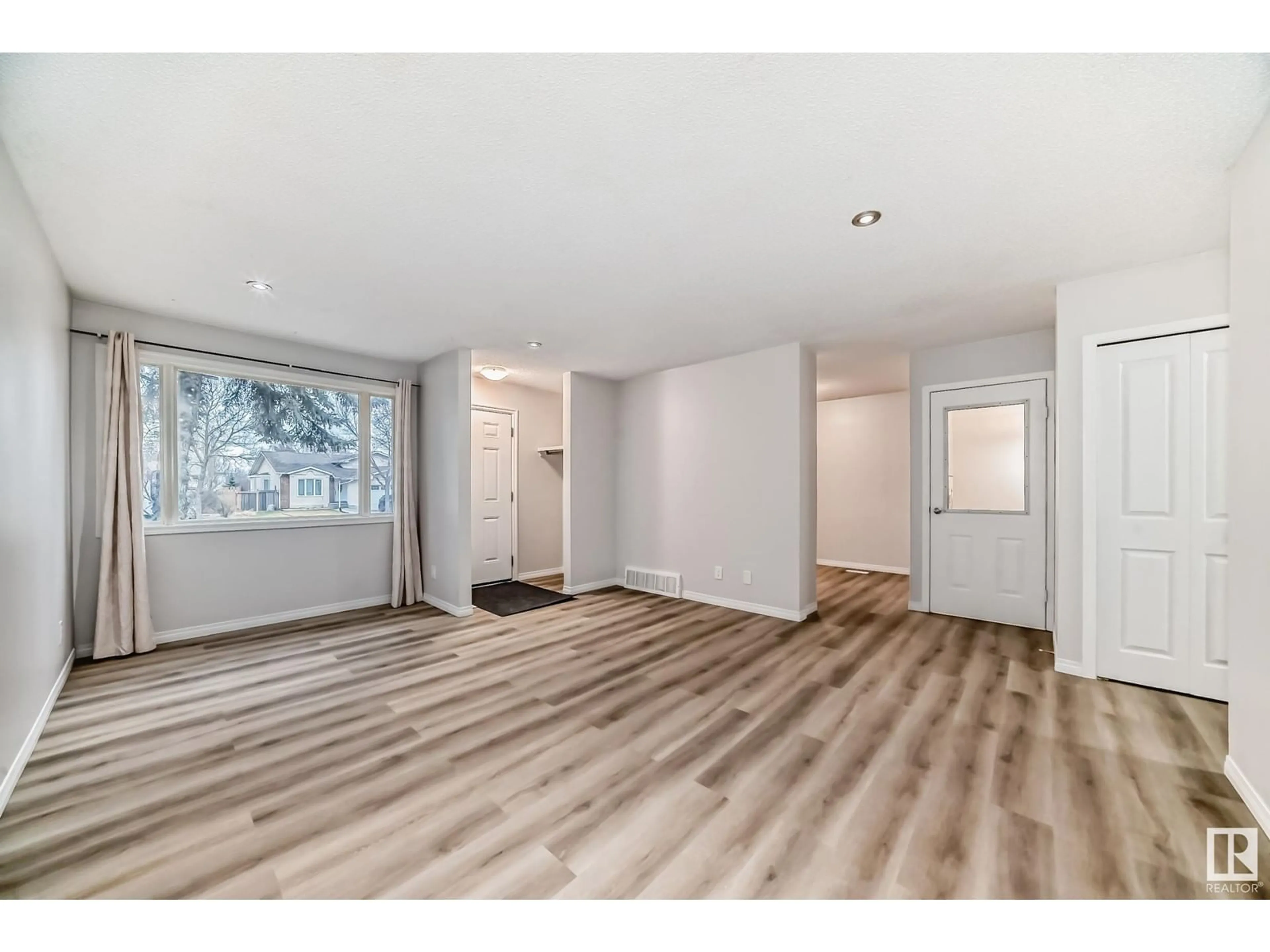 A pic of a room, wood floors for 16916 91 ST NW, Edmonton Alberta T5Z1W6