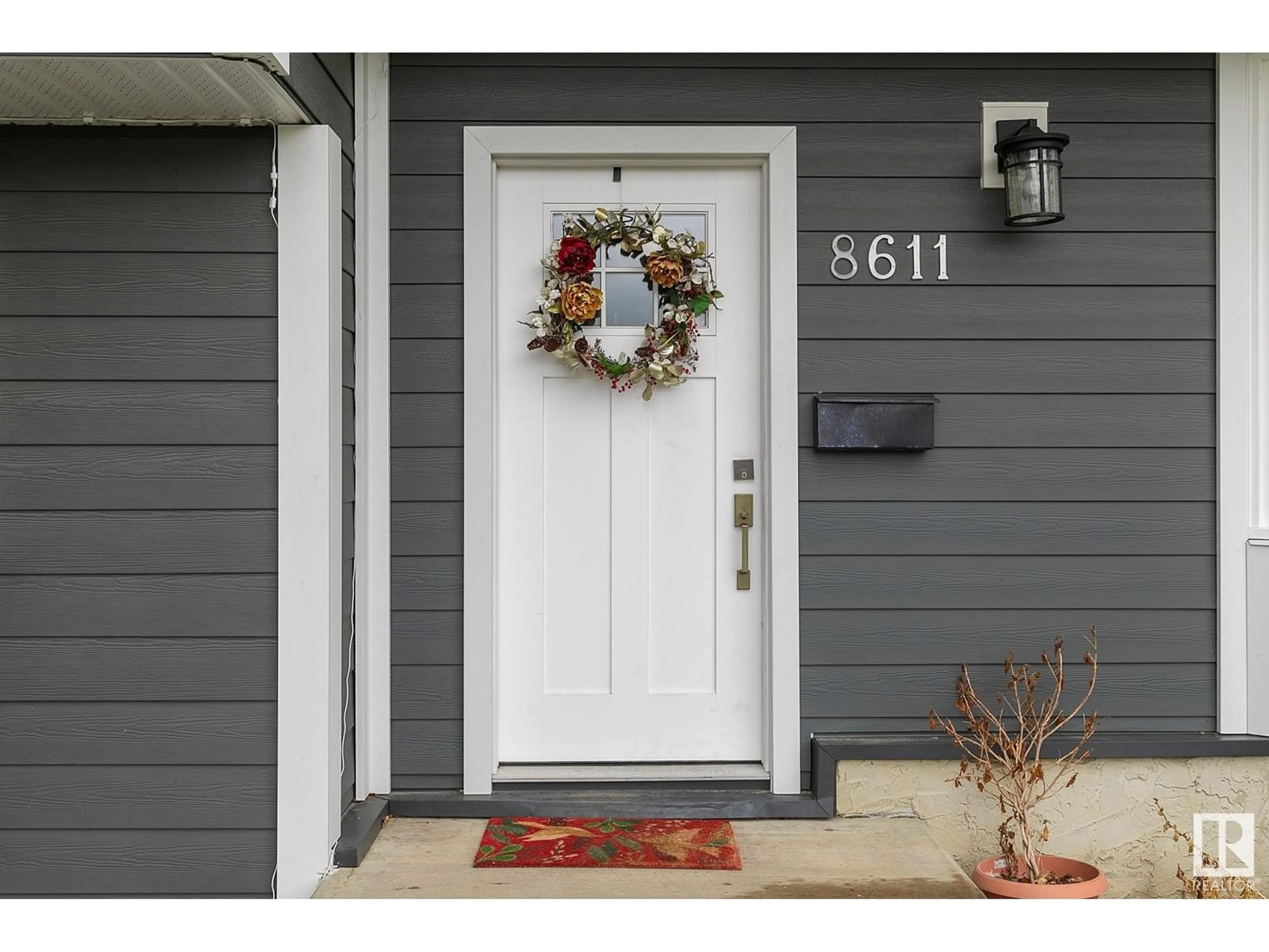 Indoor entryway, wood floors for 8611 BUENA VISTA RD NW, Edmonton Alberta T5R5R7