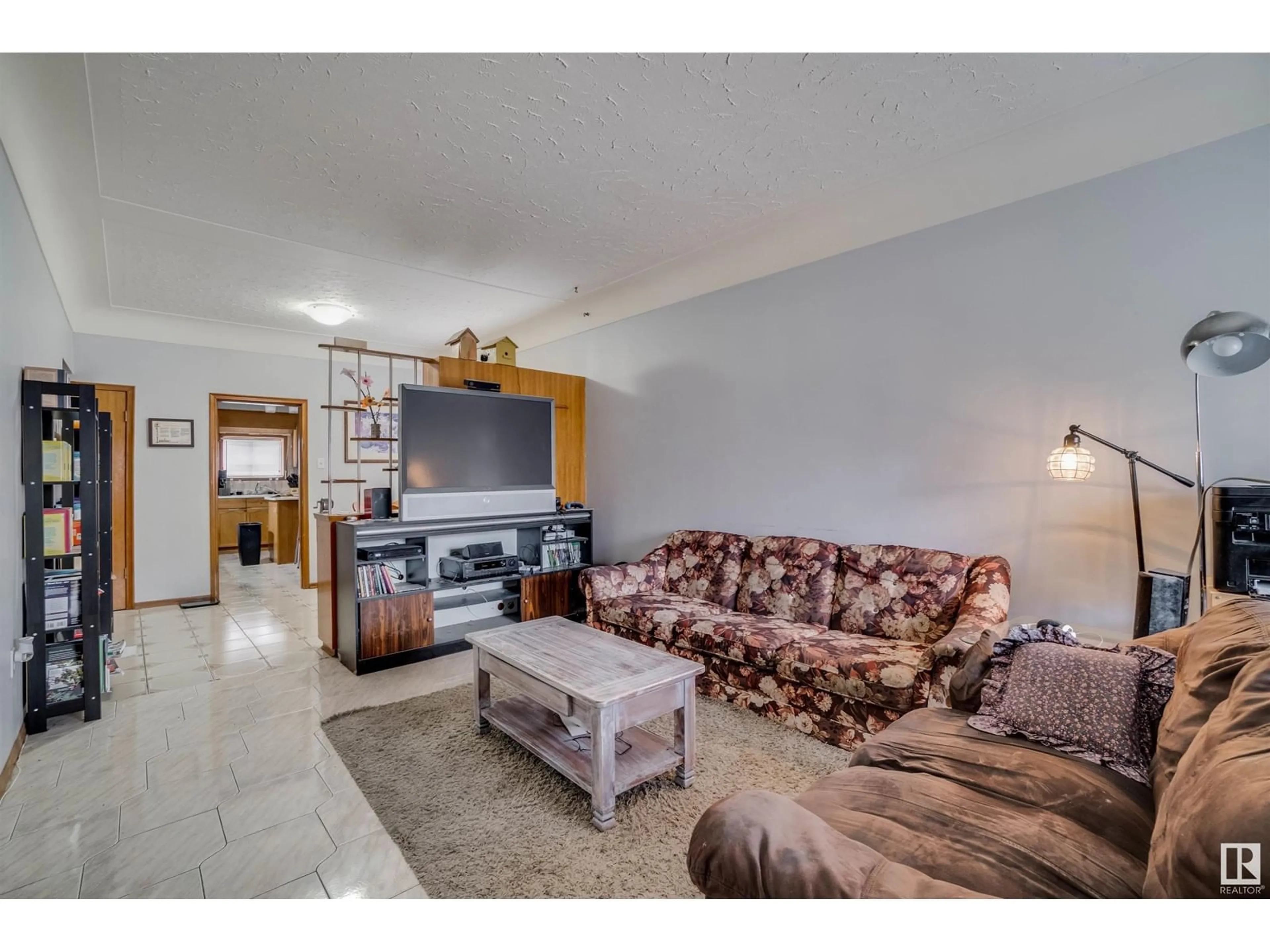 Living room, cement floor for 9531 109A AV NW, Edmonton Alberta T5H1G2