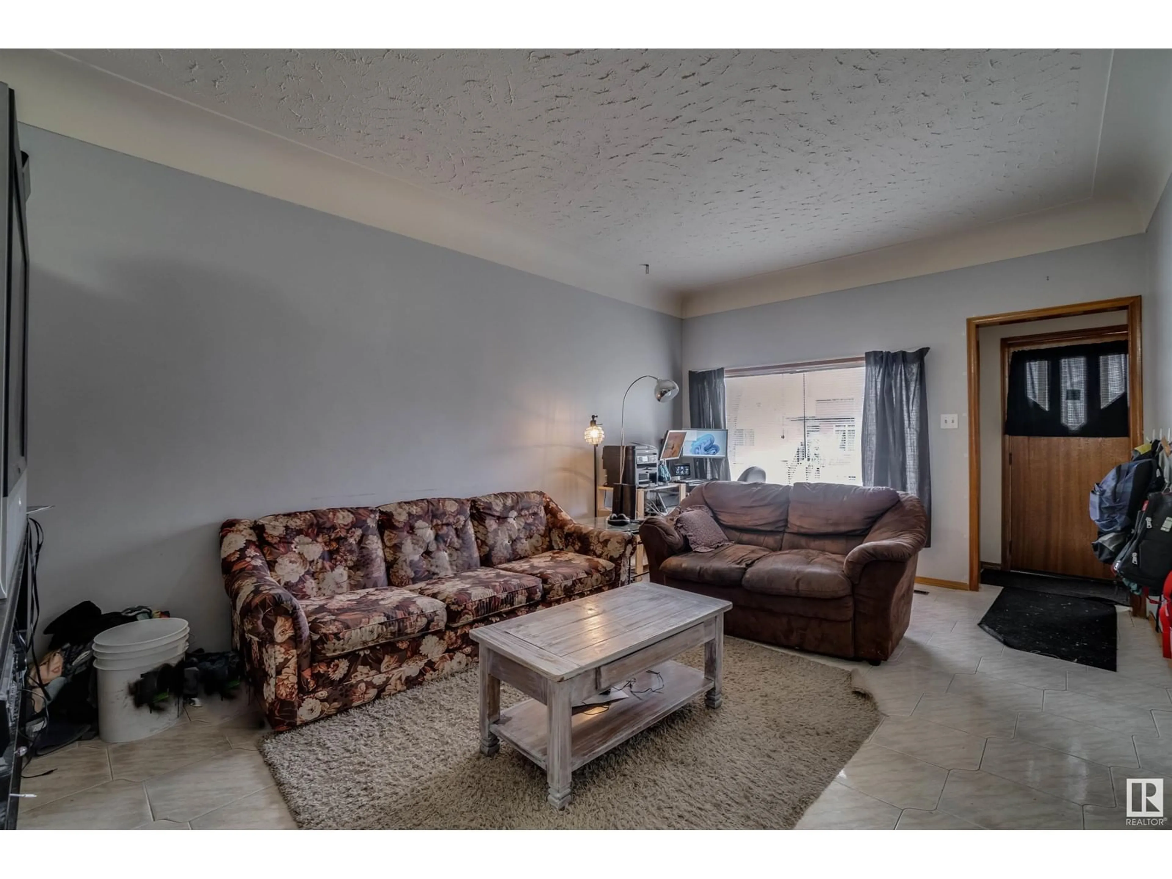 Living room, carpet floors for 9531 109A AV NW, Edmonton Alberta T5H1G2