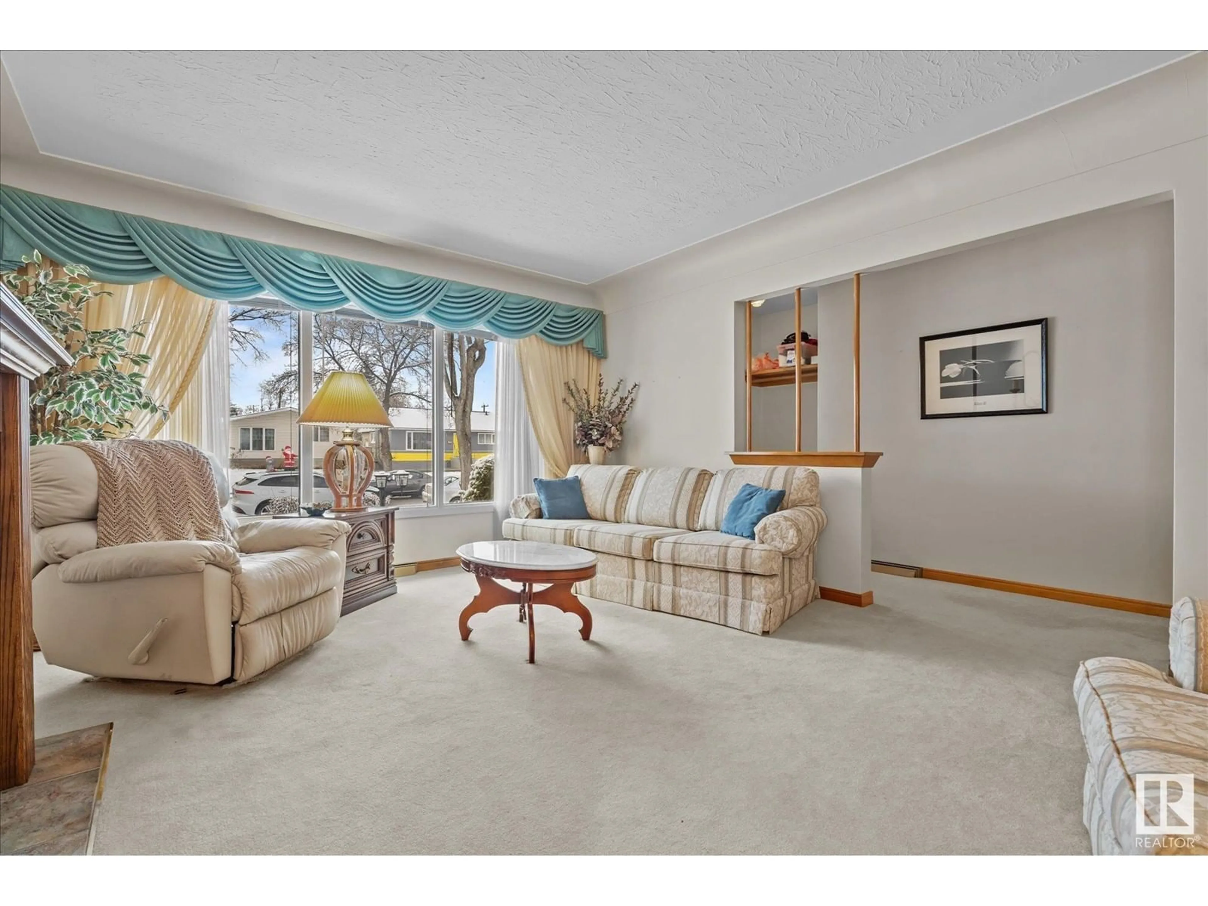 Living room, carpet floors for 11519 135 ST NW, Edmonton Alberta T5M1K9