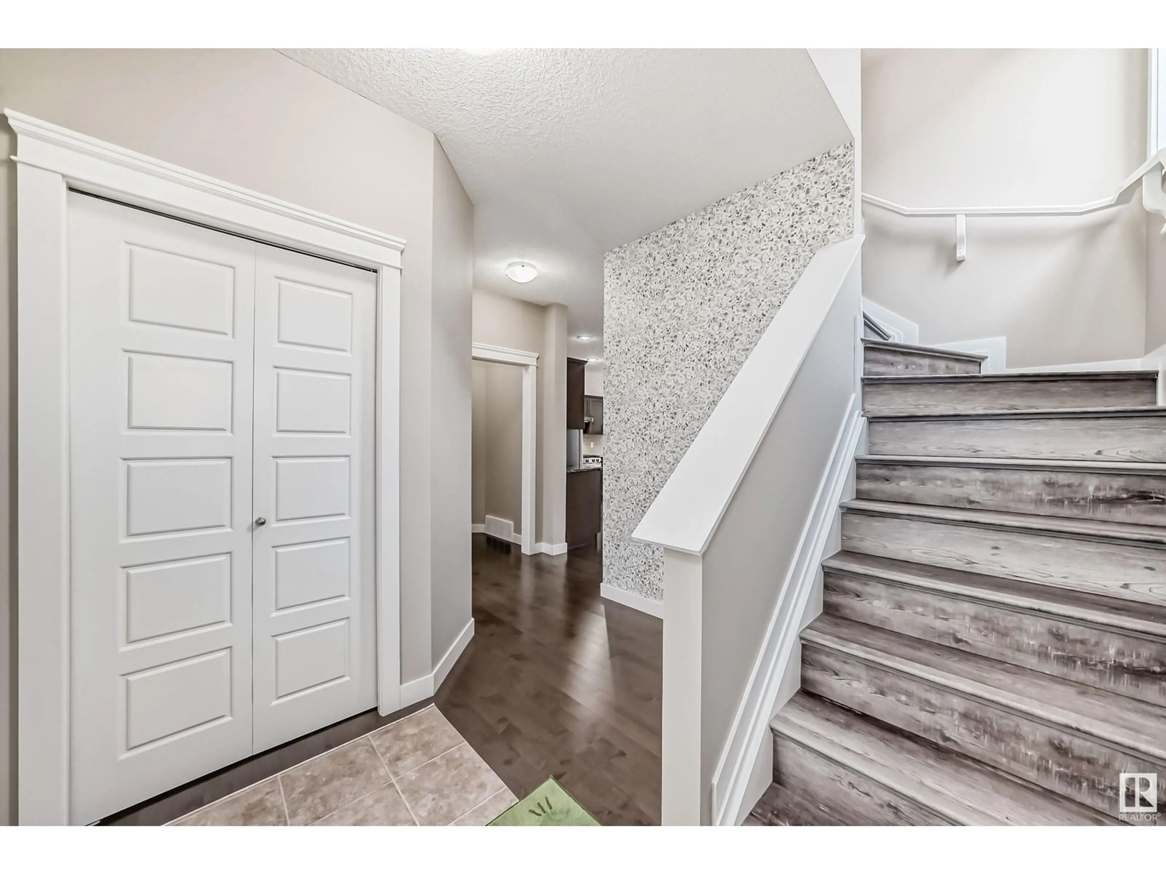 Indoor entryway, wood floors for 3855 170 AV NW, Edmonton Alberta T5Y3S2