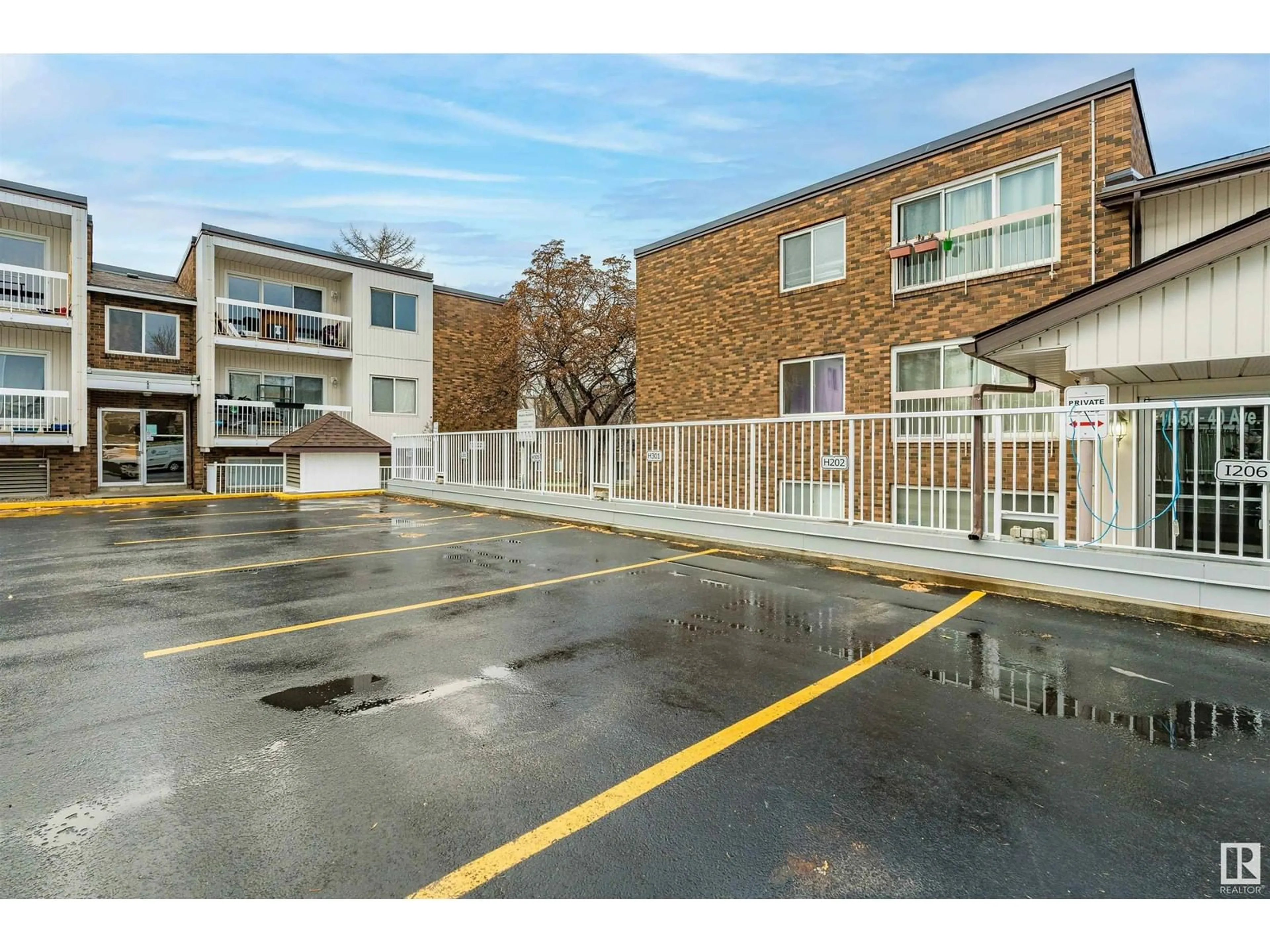 A pic from exterior of the house or condo, the street view for #202 11450 40 AV NW, Edmonton Alberta T6J0R5