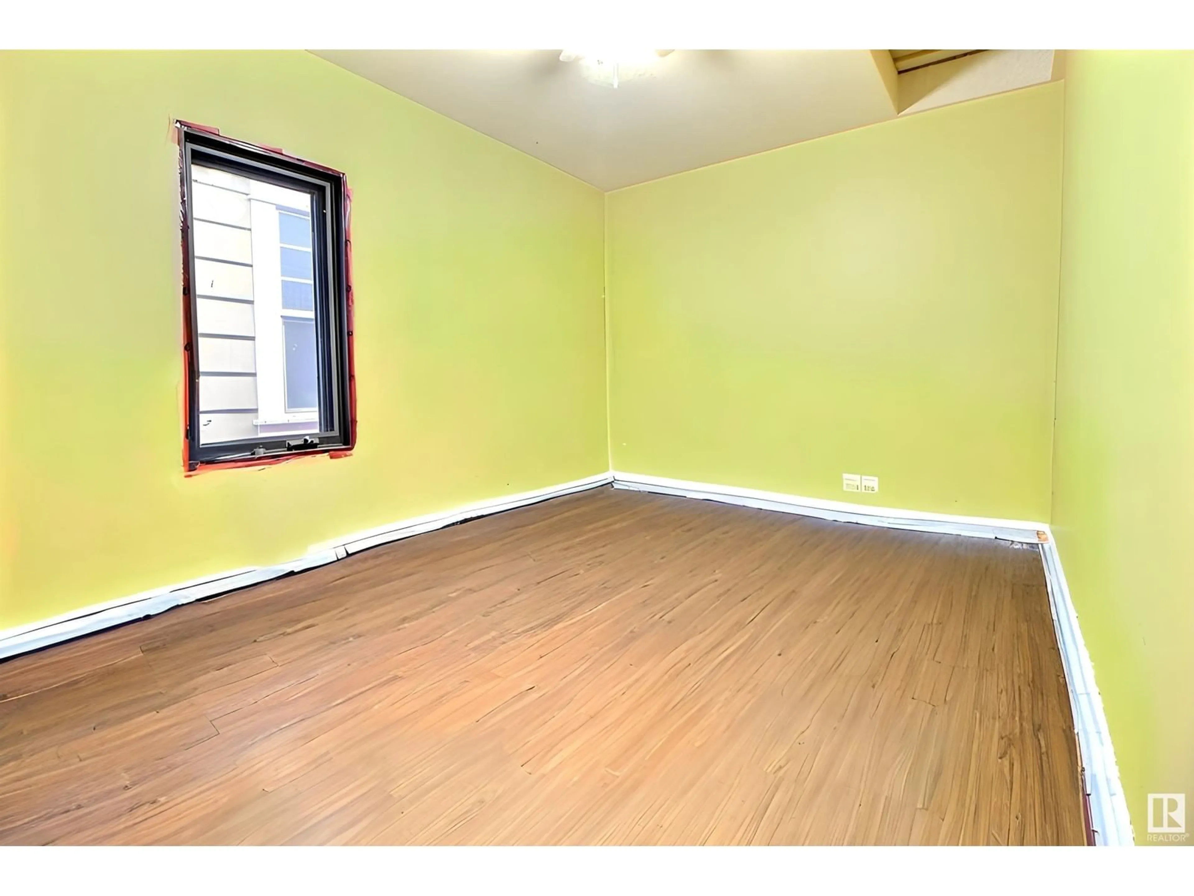 A pic of a room, wood floors for 11250 92 ST NW, Edmonton Alberta T5G0Z1