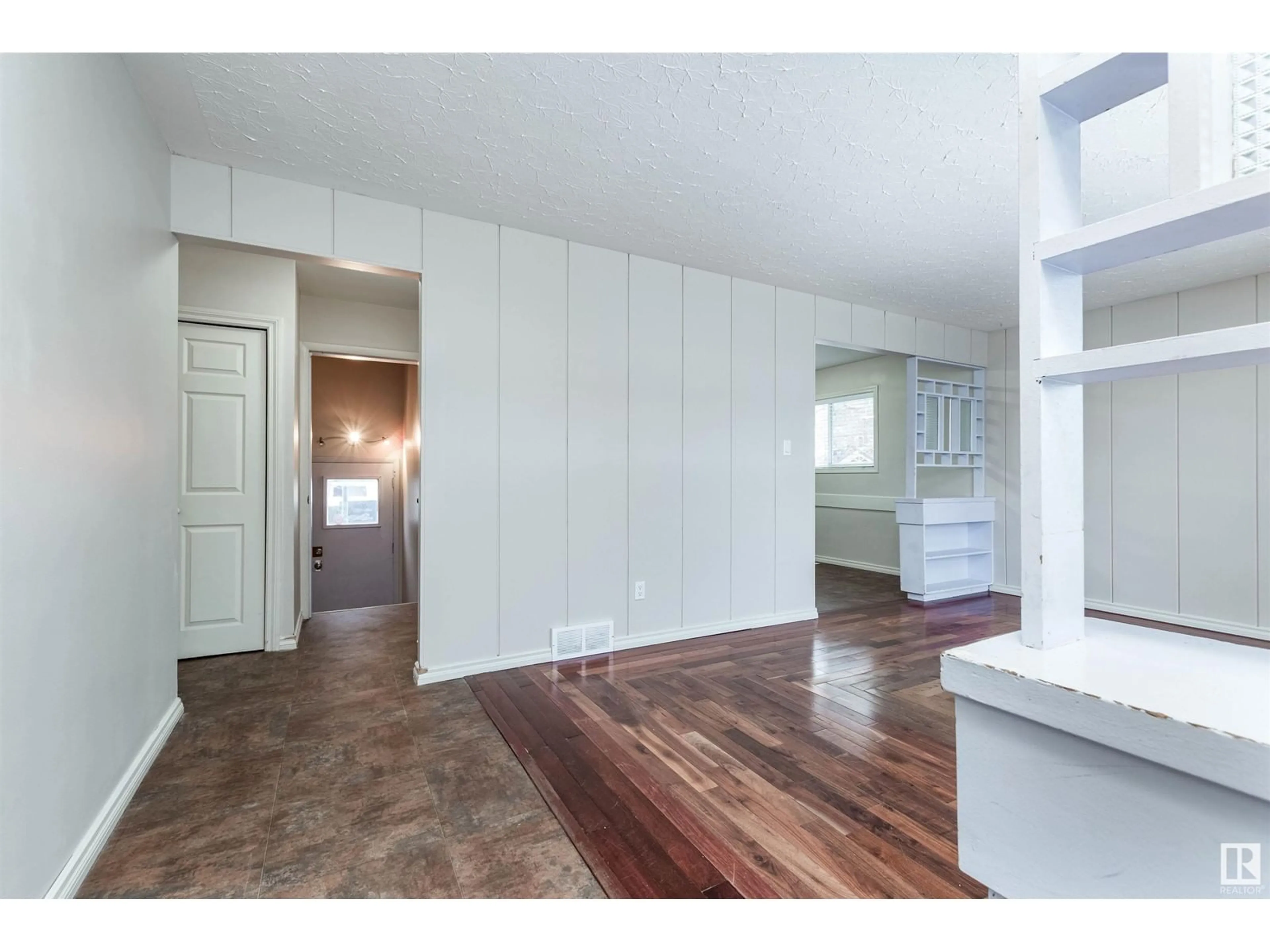 Indoor entryway, wood floors for 6704 128 AV NW, Edmonton Alberta T5C1S5