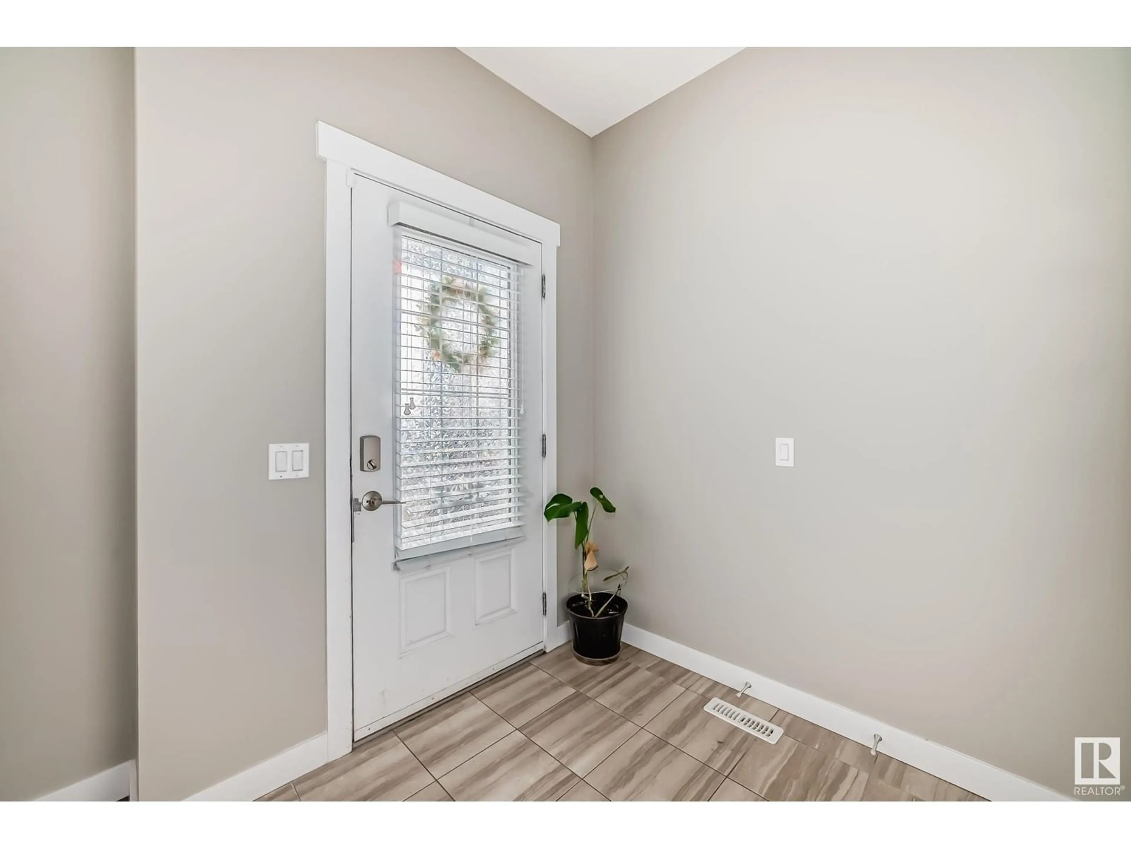 Indoor entryway, wood floors for 376 CHAPPELLE DR SW, Edmonton Alberta T6W2Y7