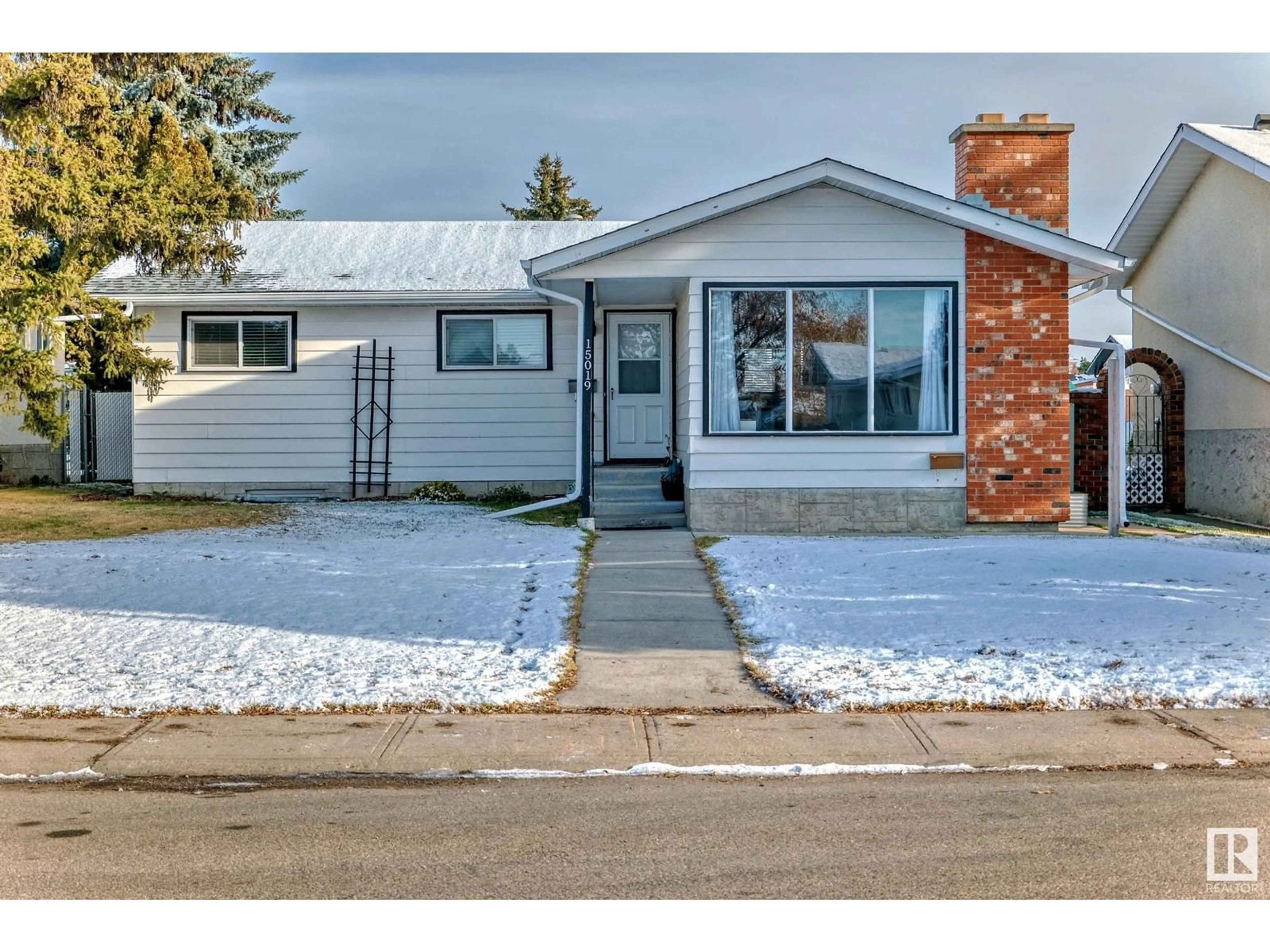 A pic from exterior of the house or condo, the street view for 15019 88A ST NW, Edmonton Alberta T5T5T8