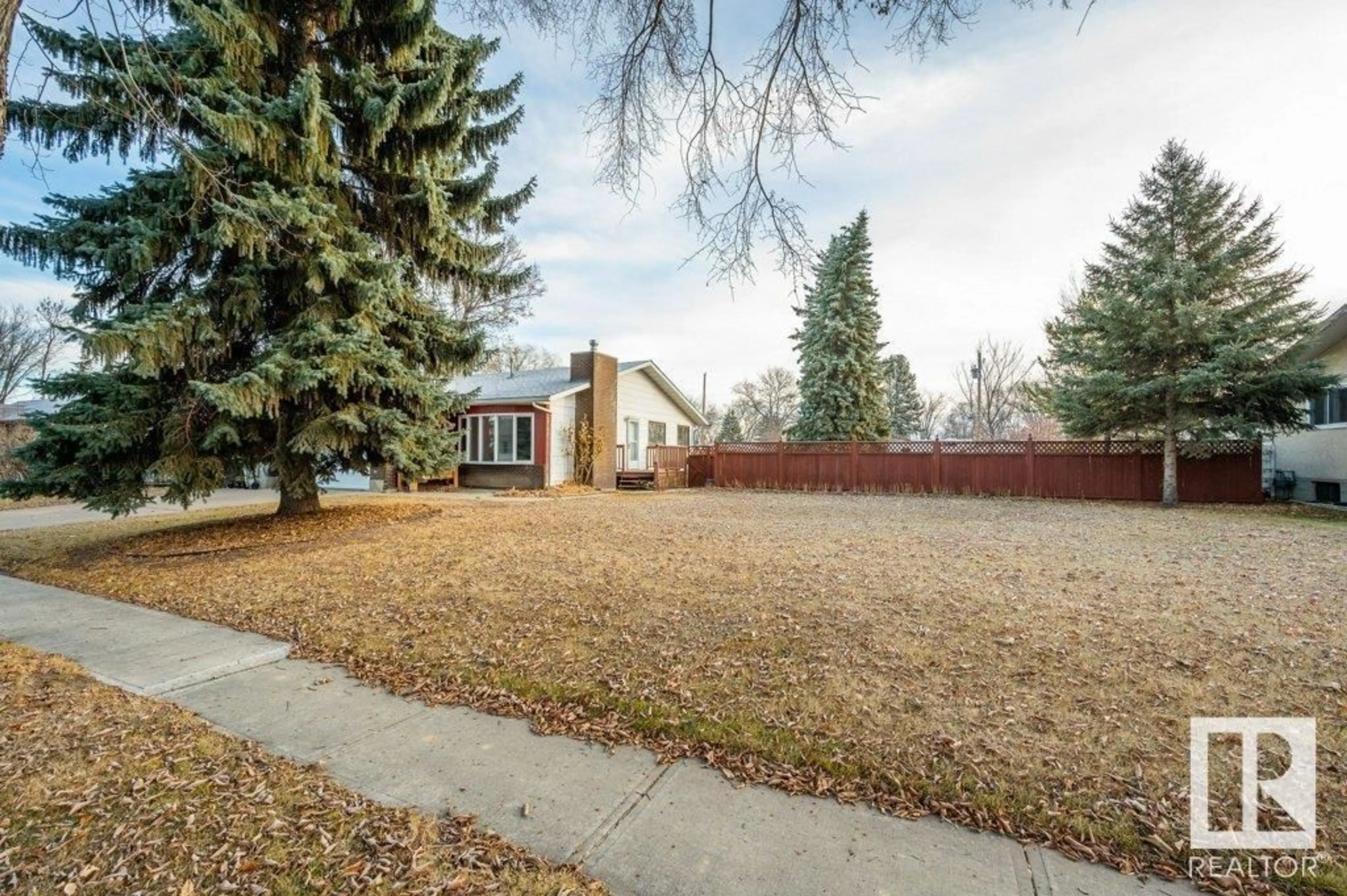 A pic from exterior of the house or condo, the fenced backyard for 5219 54 ST, Redwater Alberta T0A2W0