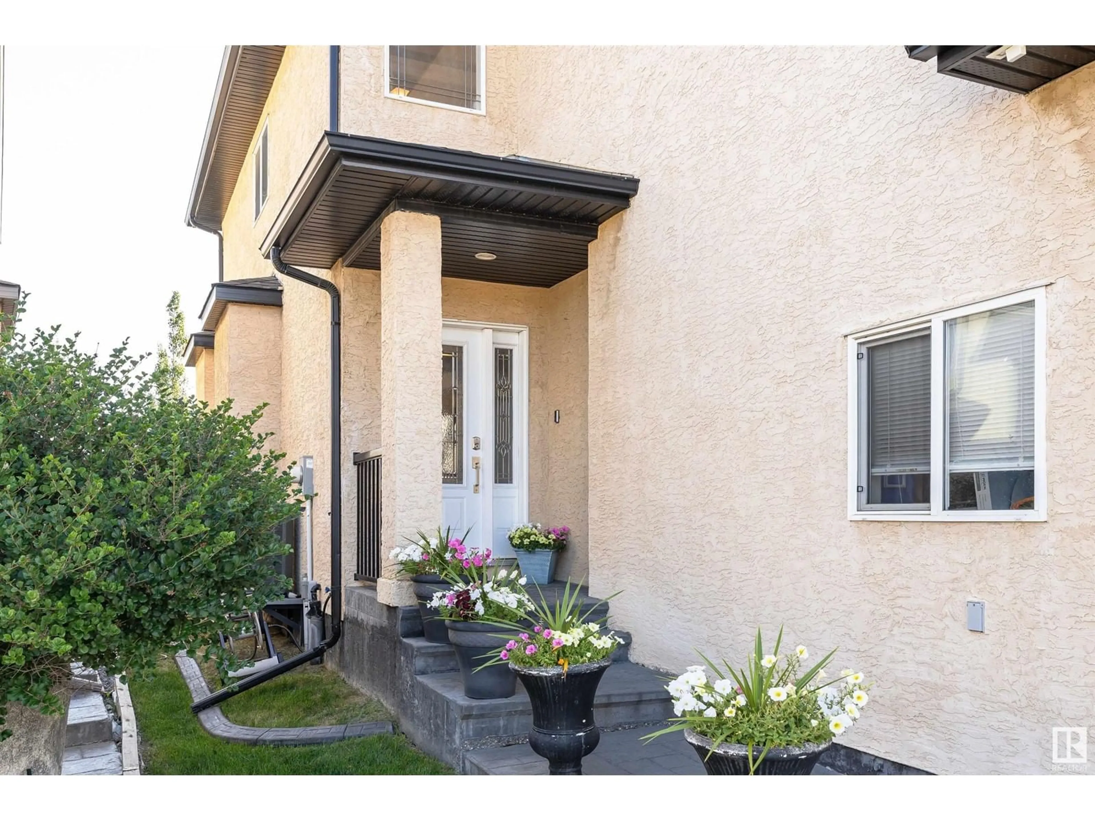 Indoor entryway for 17035 71st NW NW, Edmonton Alberta T5Z0G9