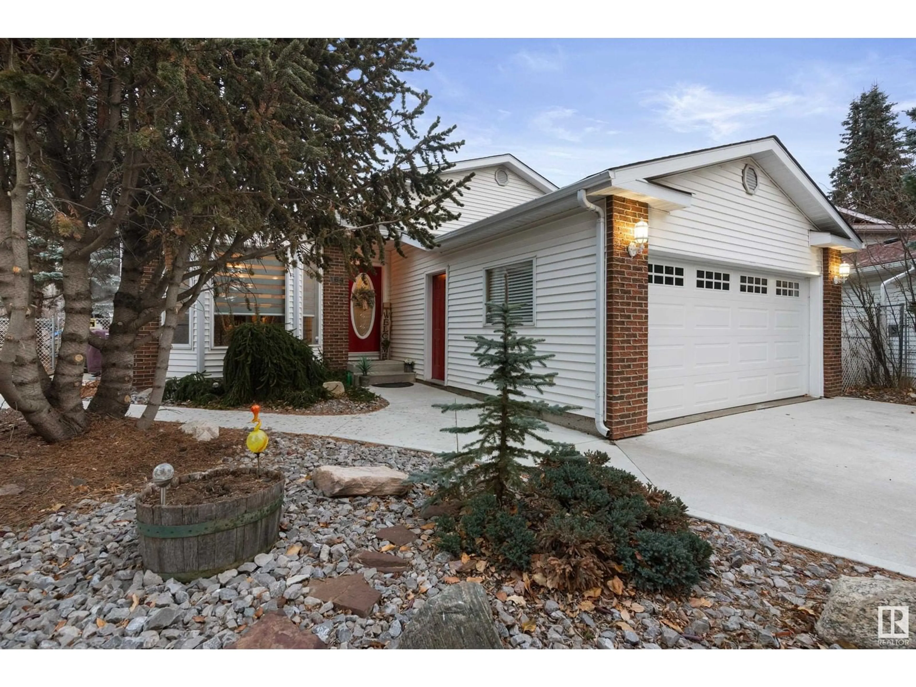 Indoor entryway for 164 St. Andrews DR, Stony Plain Alberta T7Z1K9