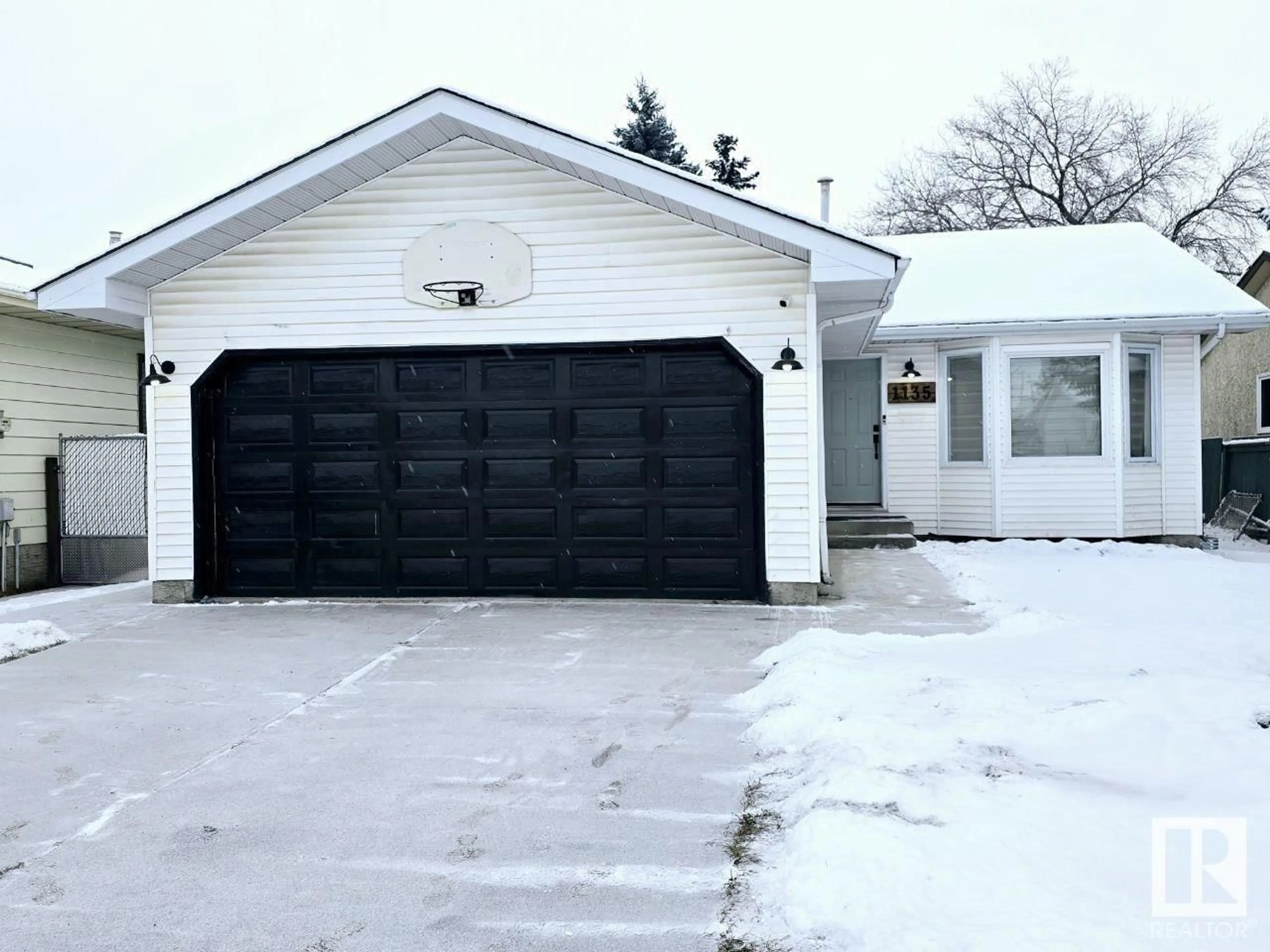 Indoor garage for 1135 49A ST NW, Edmonton Alberta T6L4C5