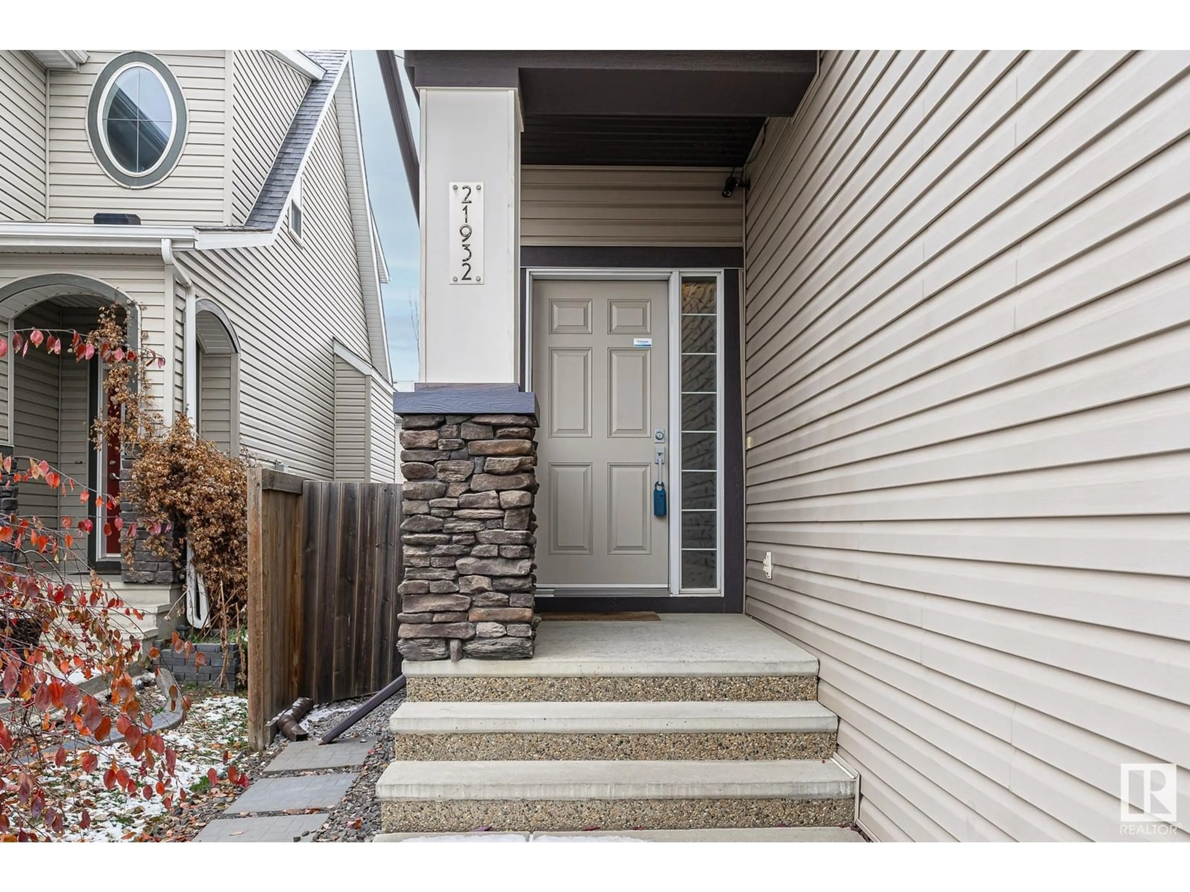 Indoor entryway, wood floors for 21932 97 AV NW, Edmonton Alberta T5T4H6