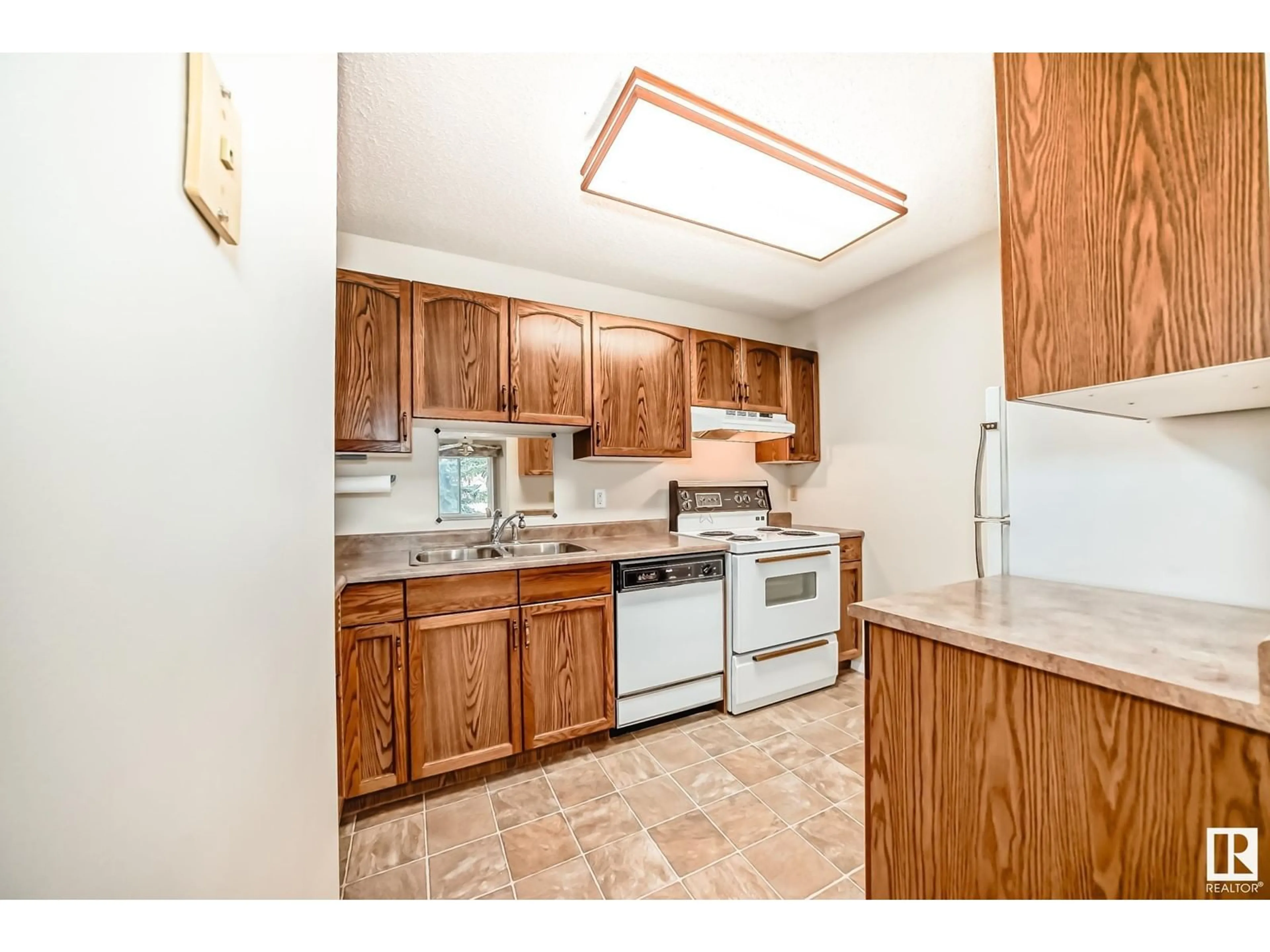 Standard kitchen, wood floors, cottage for #203 18004 95 AV NW, Edmonton Alberta T5T5W3