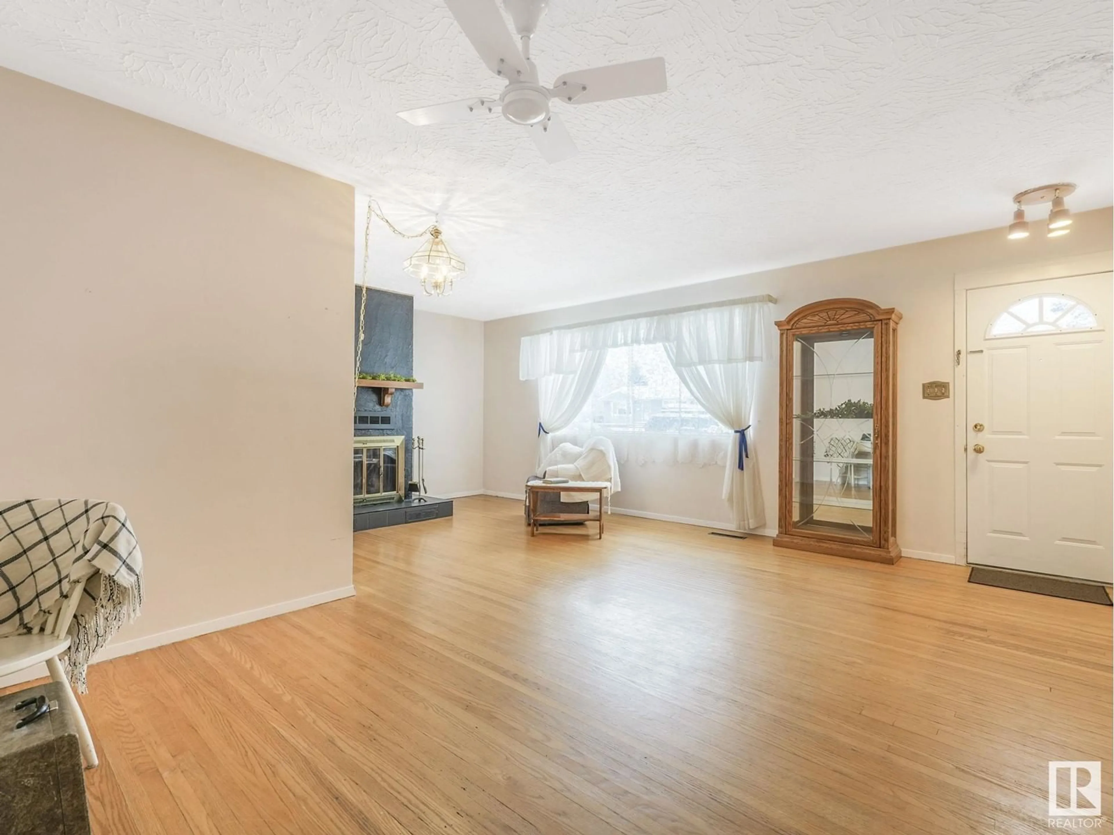 A pic of a room, wood floors for 13008 133 ST NW, Edmonton Alberta T5L1T1