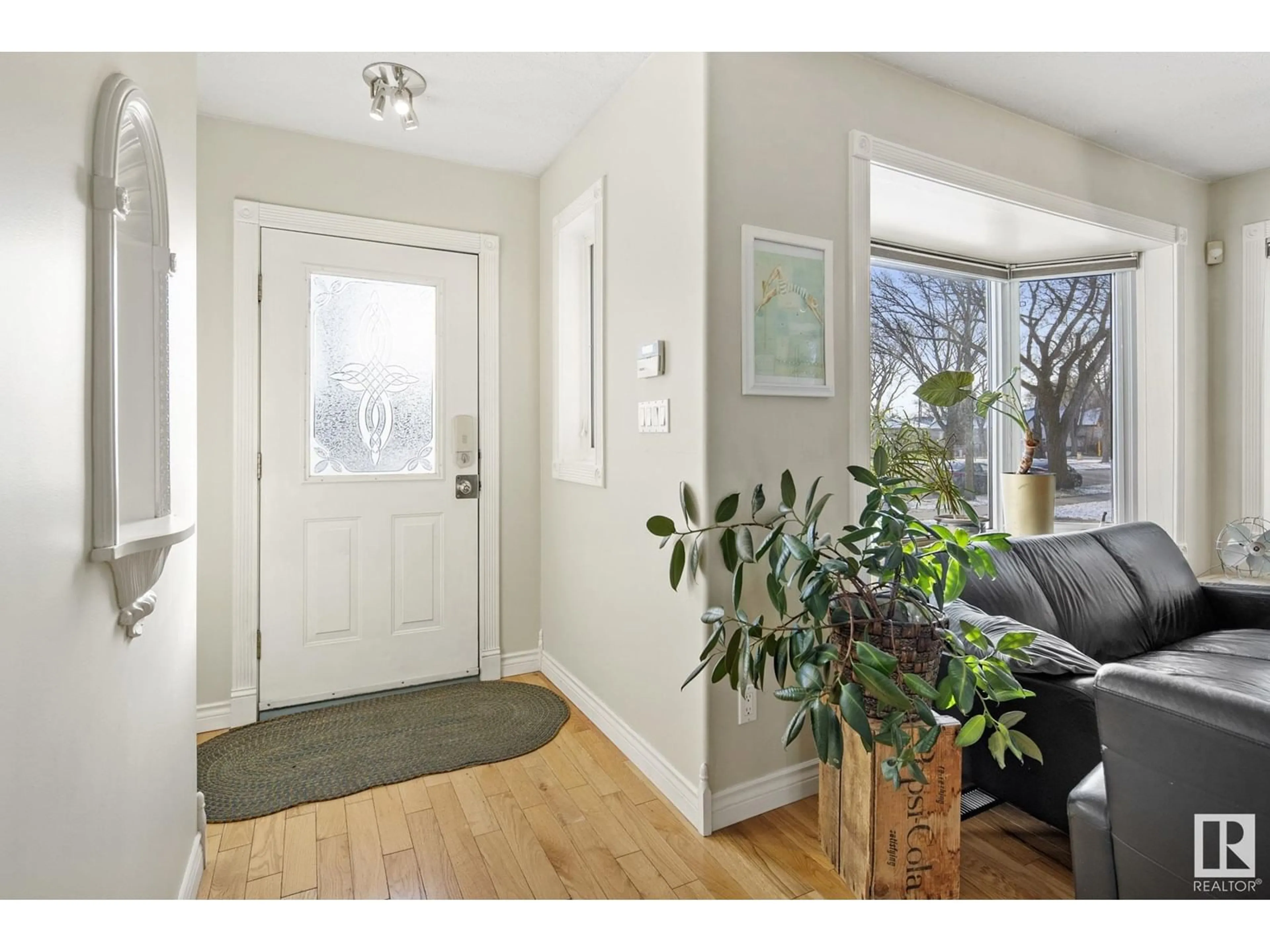 Indoor entryway, wood floors for 7326 111 AV NW, Edmonton Alberta T5B0B6