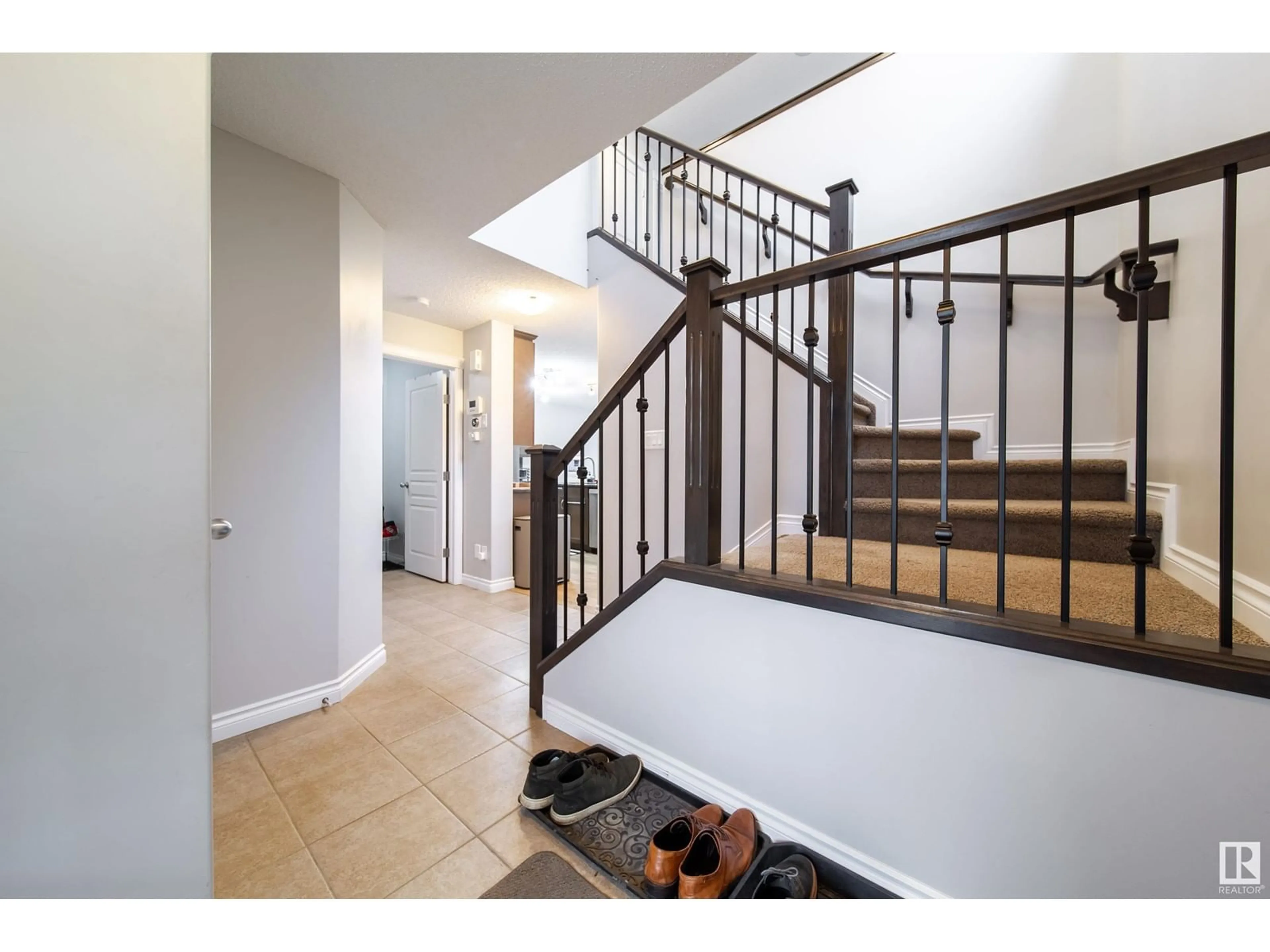 Indoor entryway, wood floors for 20740 96 AV NW, Edmonton Alberta T5T4M9