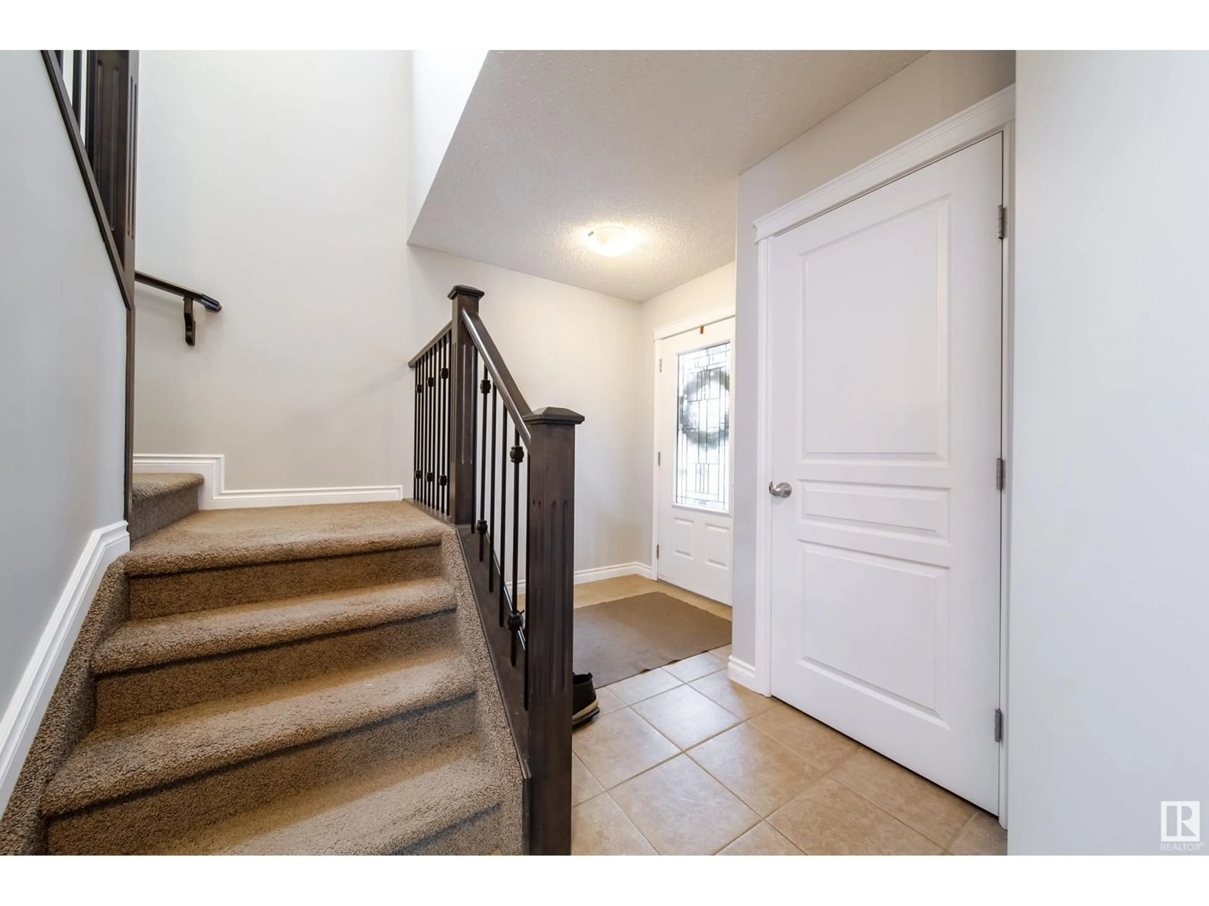 Indoor entryway, wood floors for 20740 96 AV NW, Edmonton Alberta T5T4M9