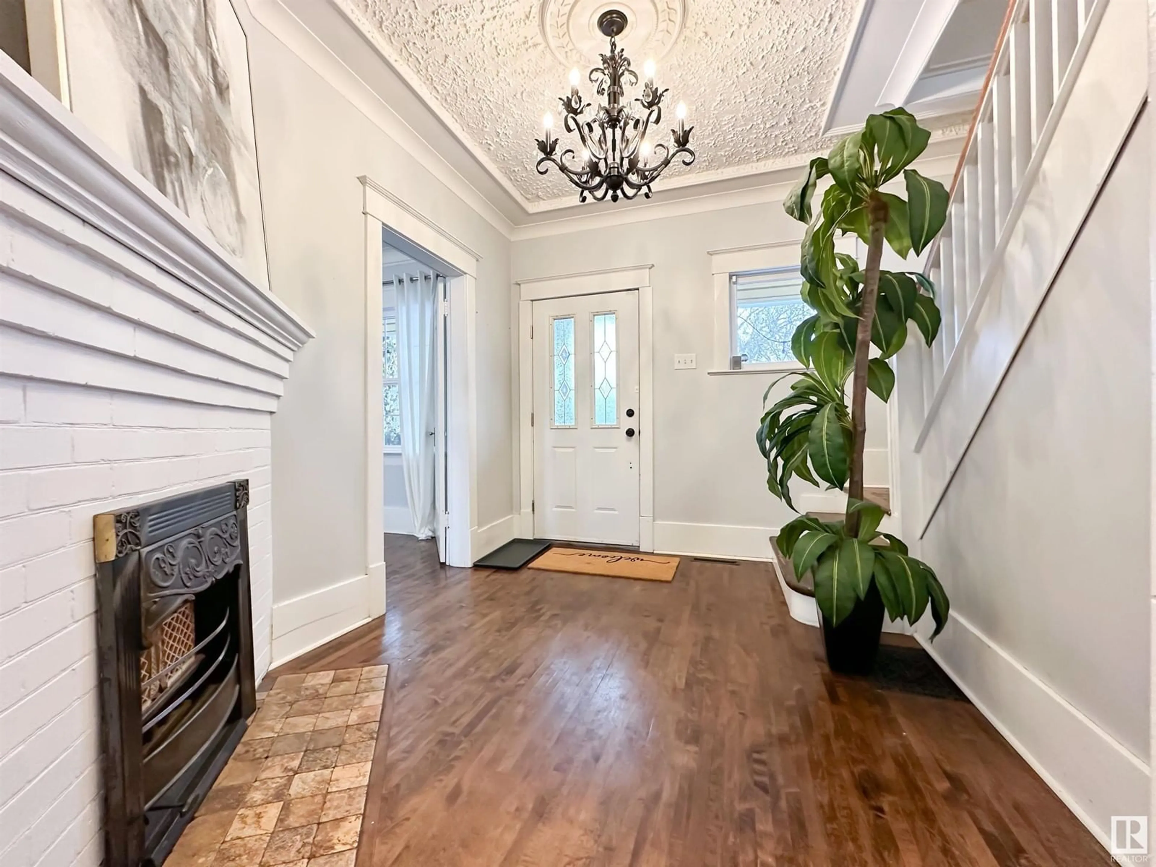 Indoor entryway, wood floors for 11037 130 ST NW, Edmonton Alberta T5M0Z8