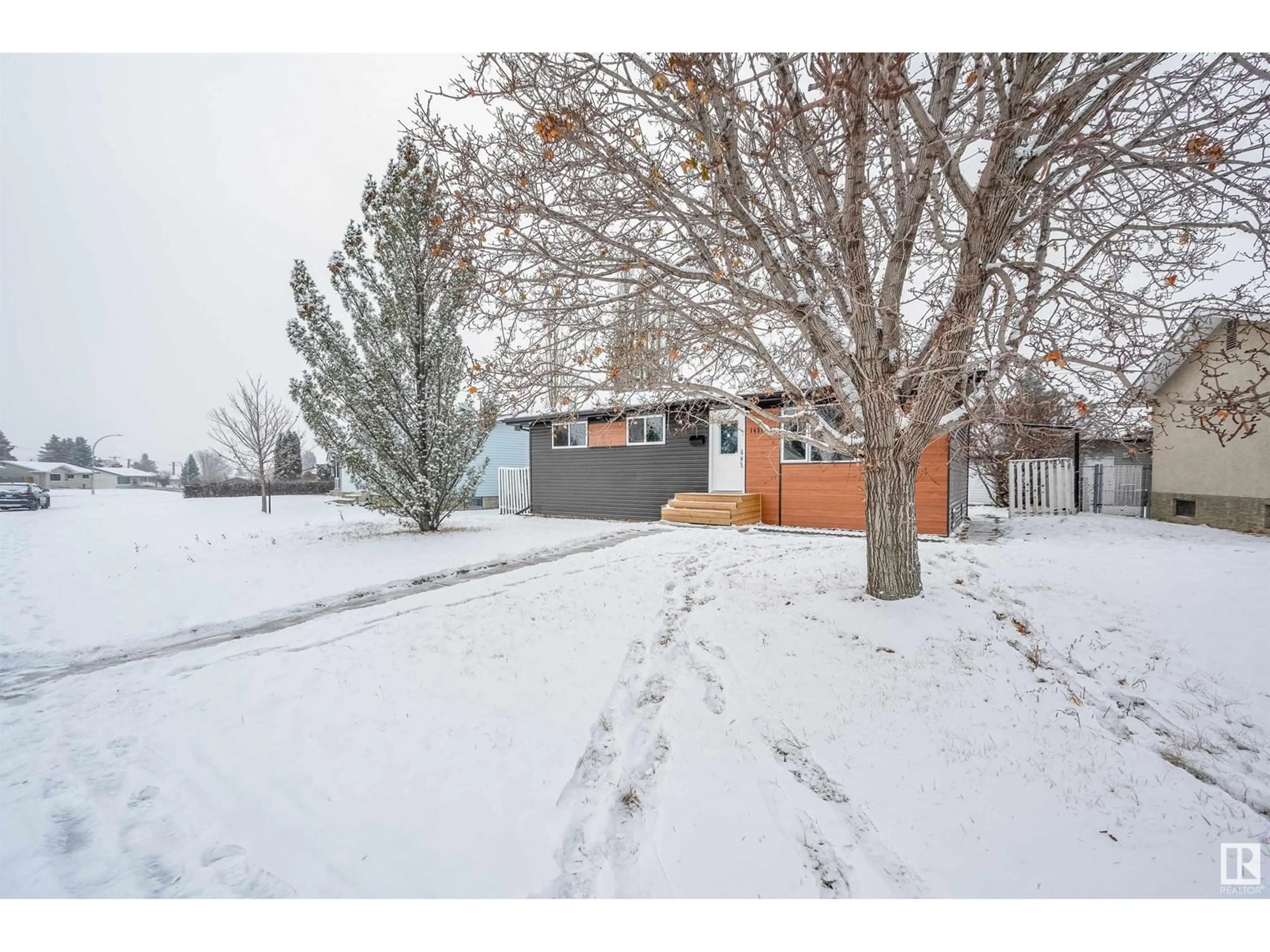 A pic from exterior of the house or condo, the fenced backyard for 14216 58 ST NW, Edmonton Alberta T5A1N4