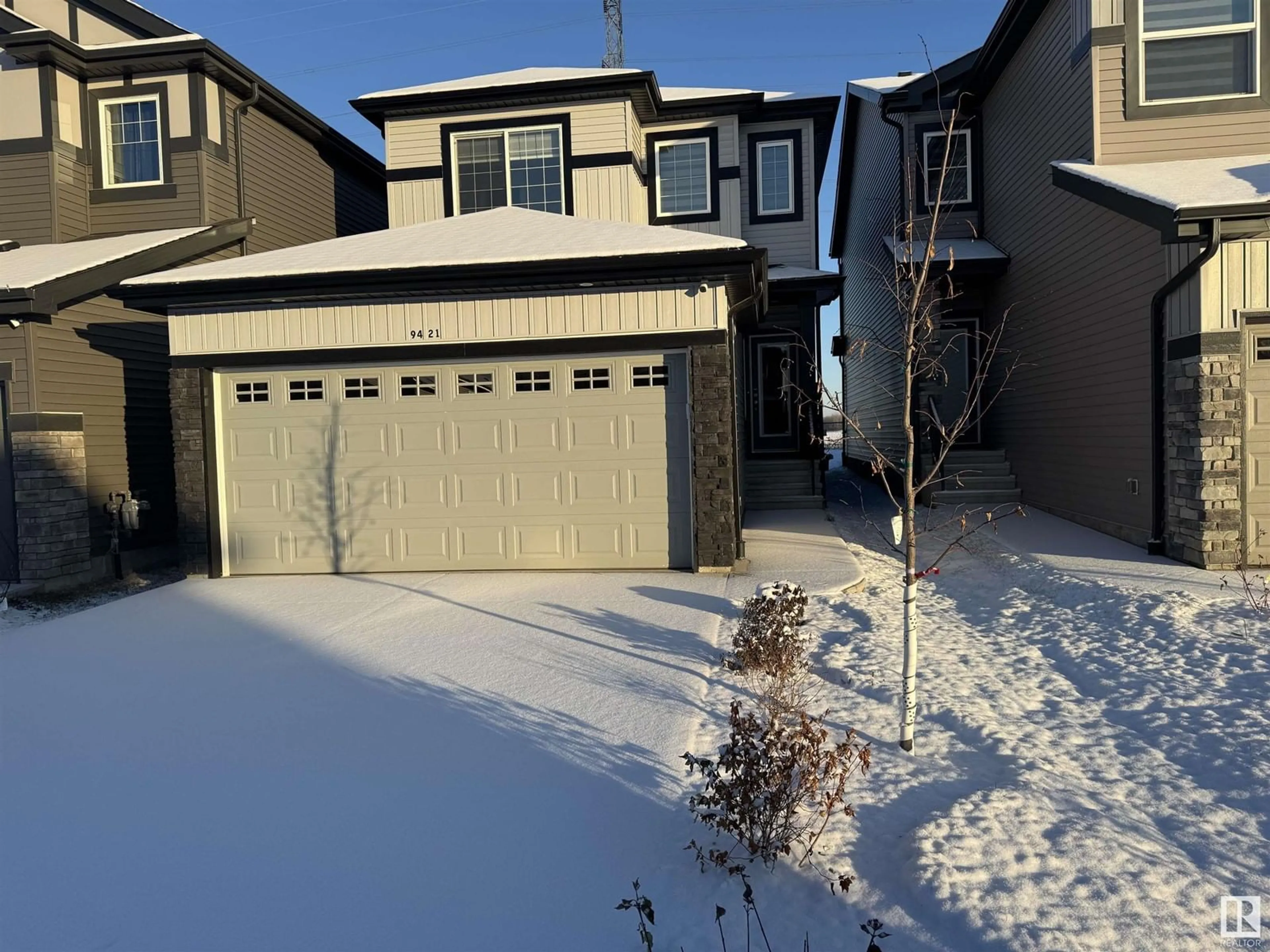 Frontside or backside of a home, the street view for 9421 PEAR CR SW, Edmonton Alberta T6X2Z5