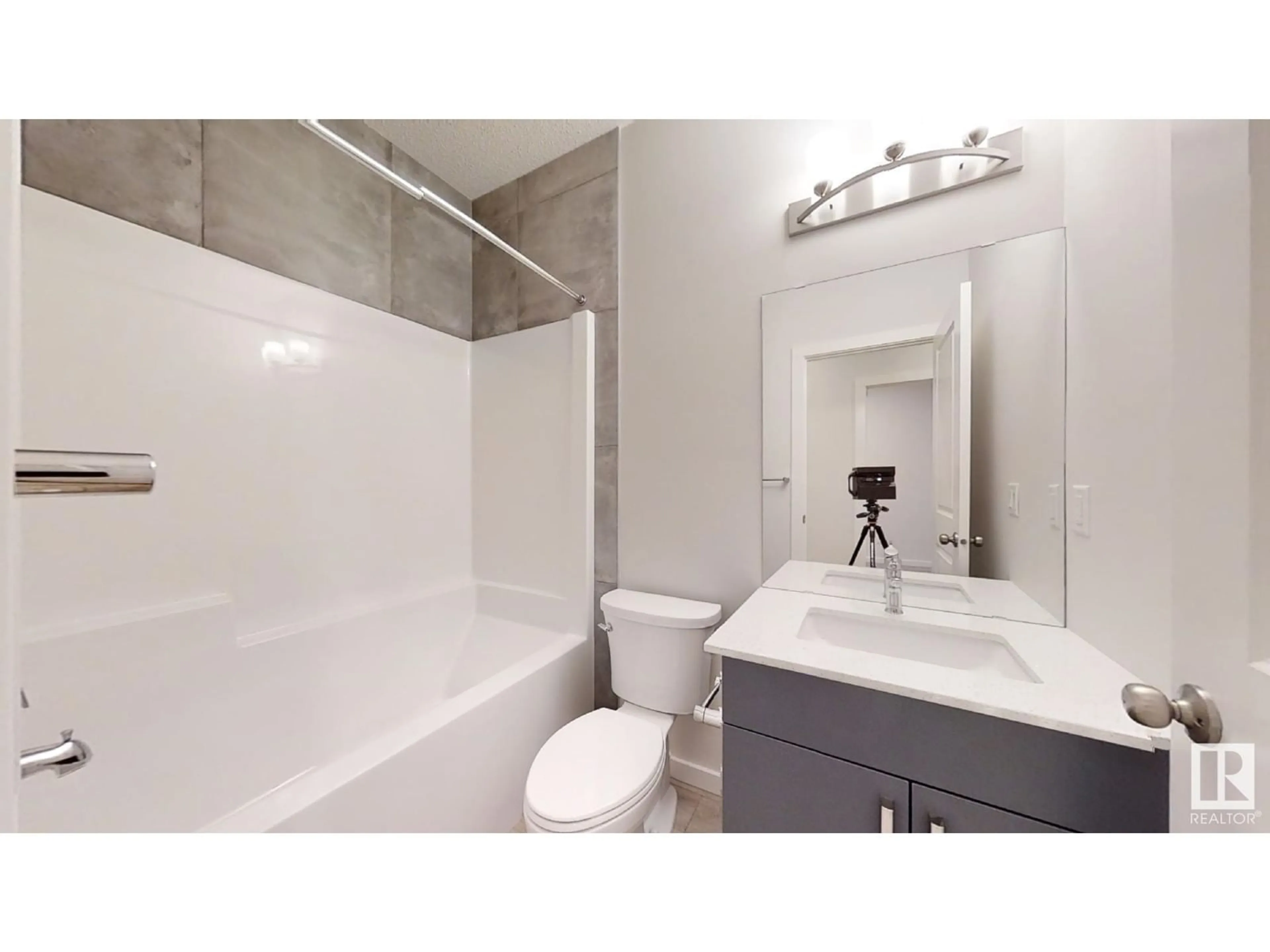 Standard bathroom for 9421 PEAR CR SW, Edmonton Alberta T6X2Z5