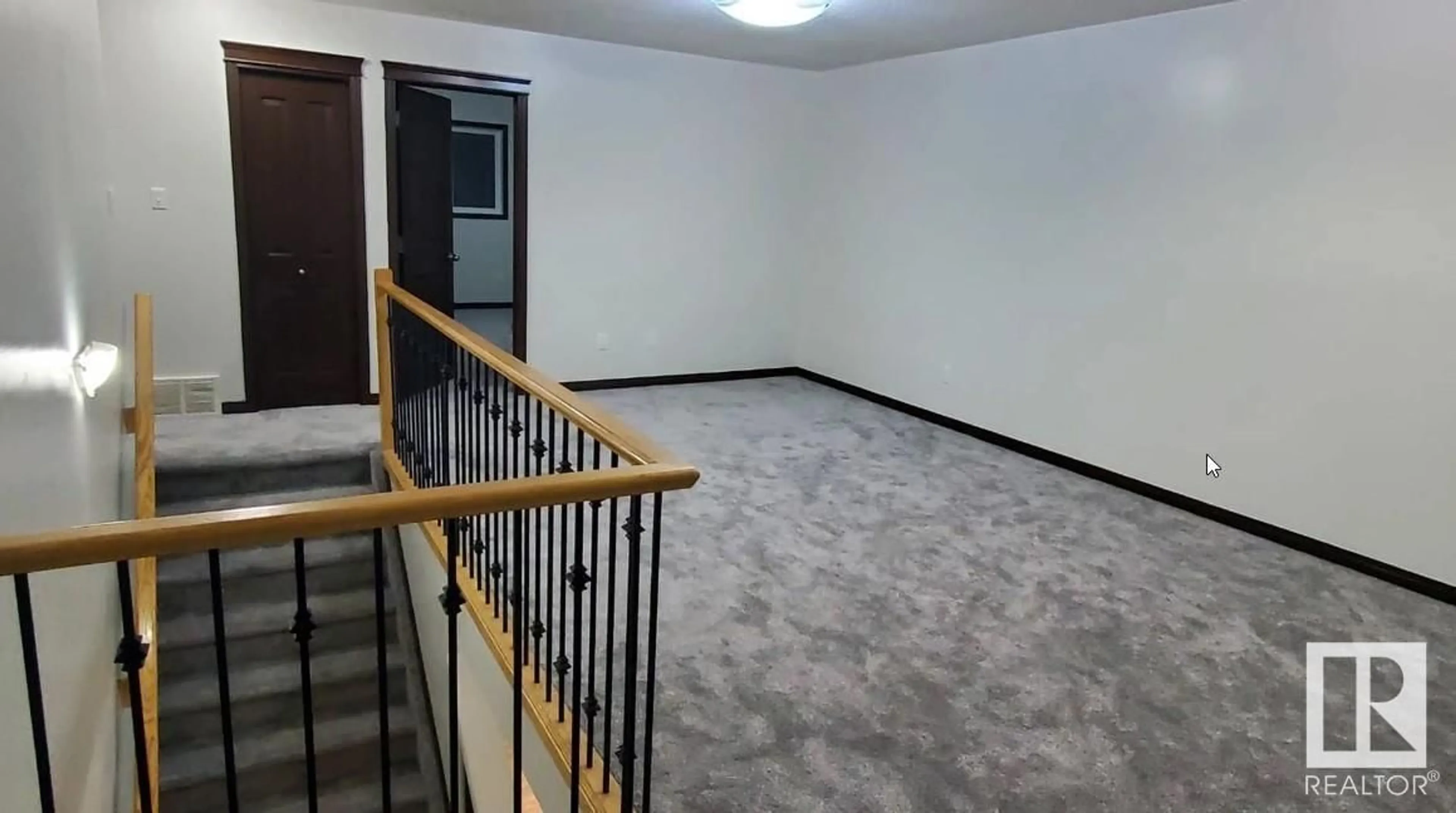 Indoor foyer, carpet floors for 5106 146 AV NW NW, Edmonton Alberta T5A5B7