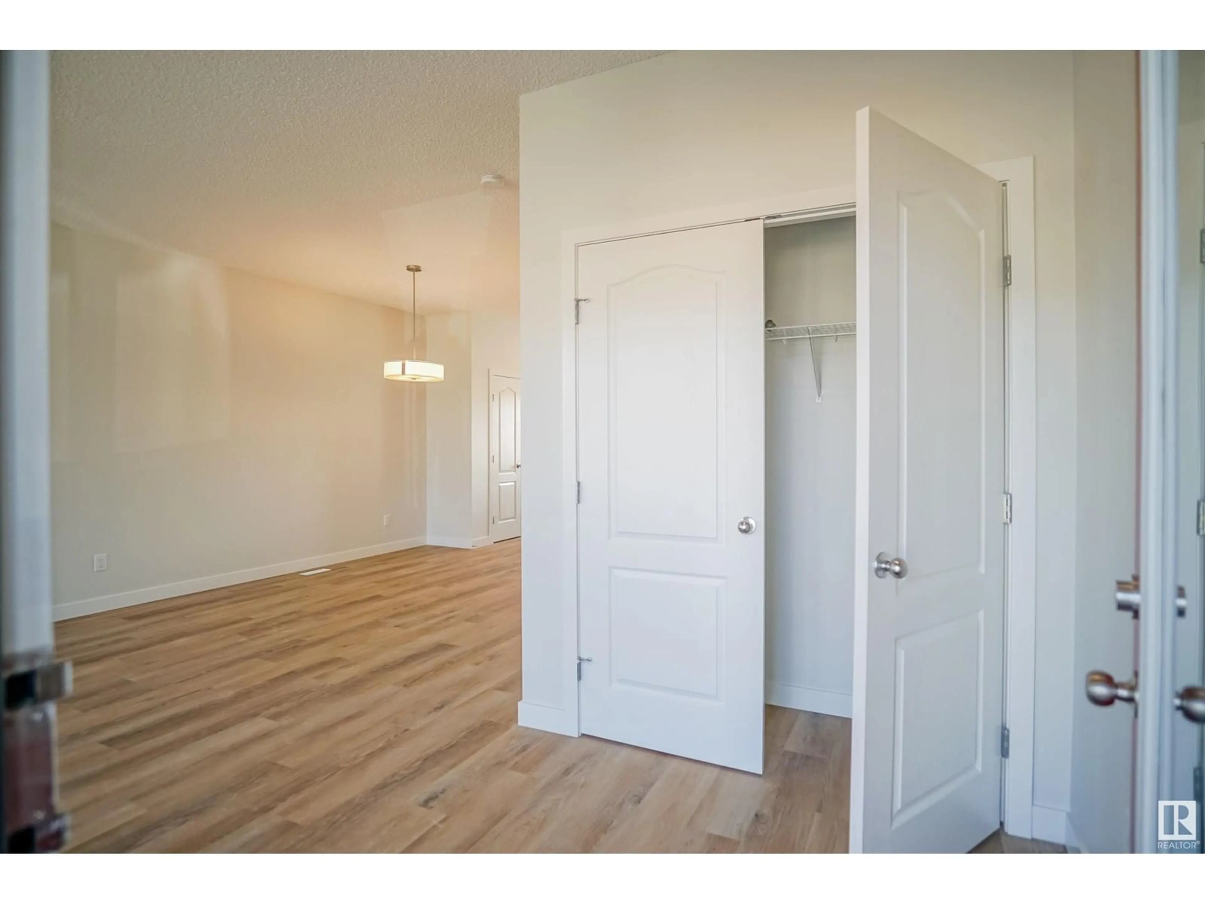 Indoor entryway, wood floors for 21240 131 AV NW, Edmonton Alberta T5S0R8