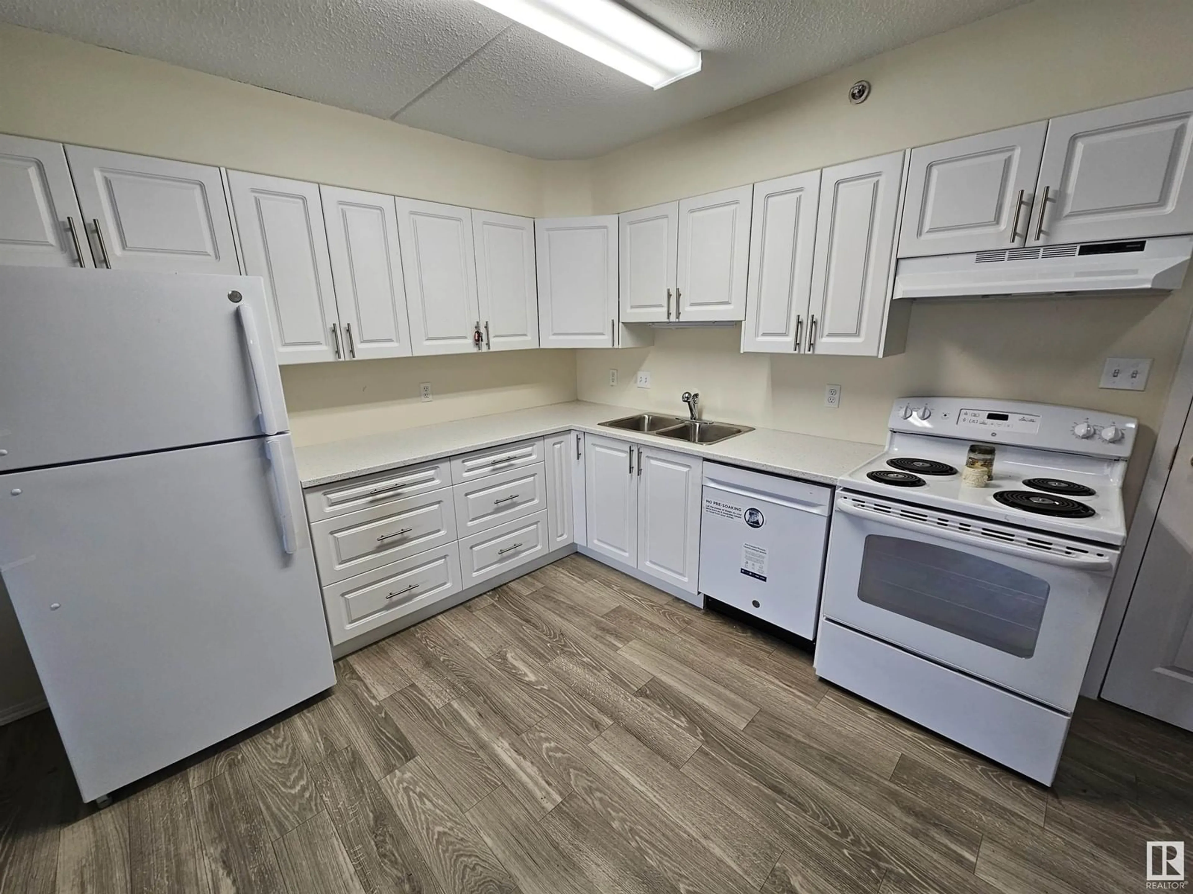 Standard kitchen, unknown for #101 4900 54 Ave, Drayton Valley Alberta T7A1V8