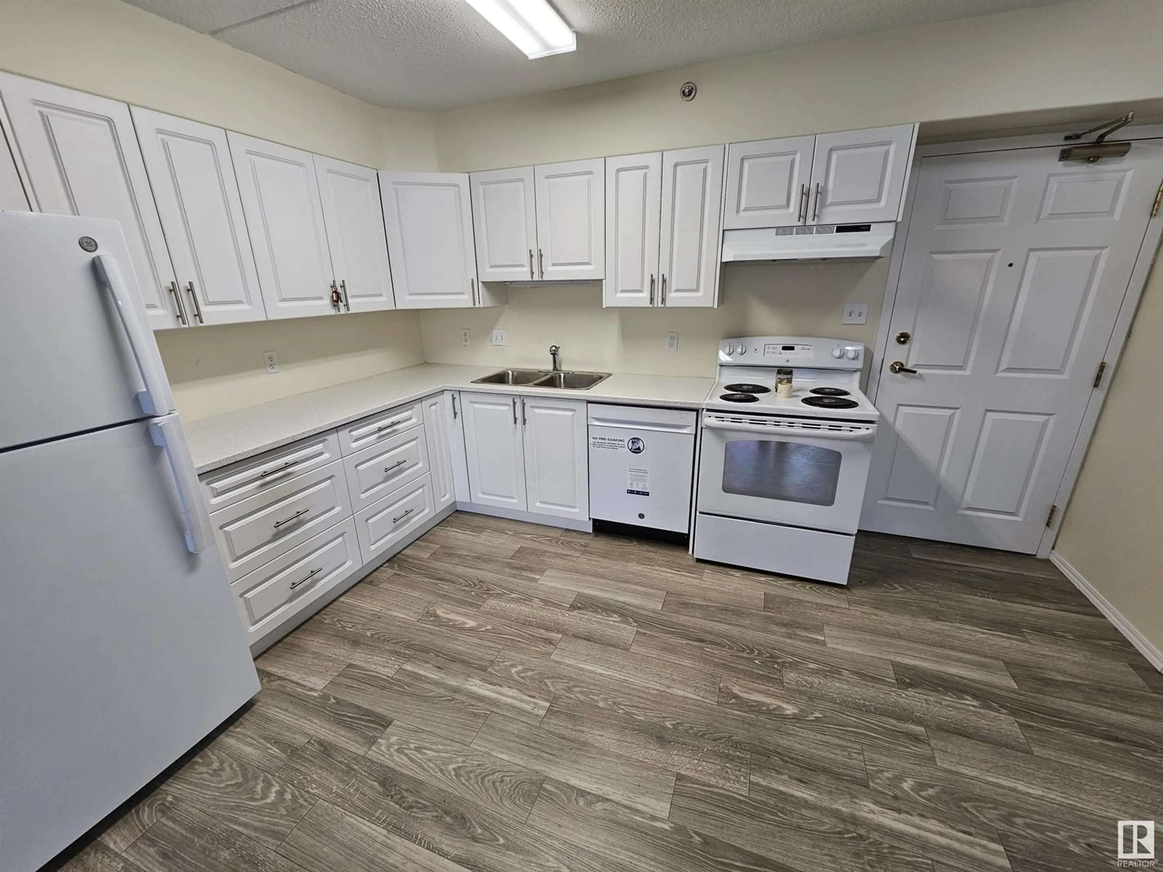 Standard kitchen, unknown for #101 4900 54 Ave, Drayton Valley Alberta T7A1V8