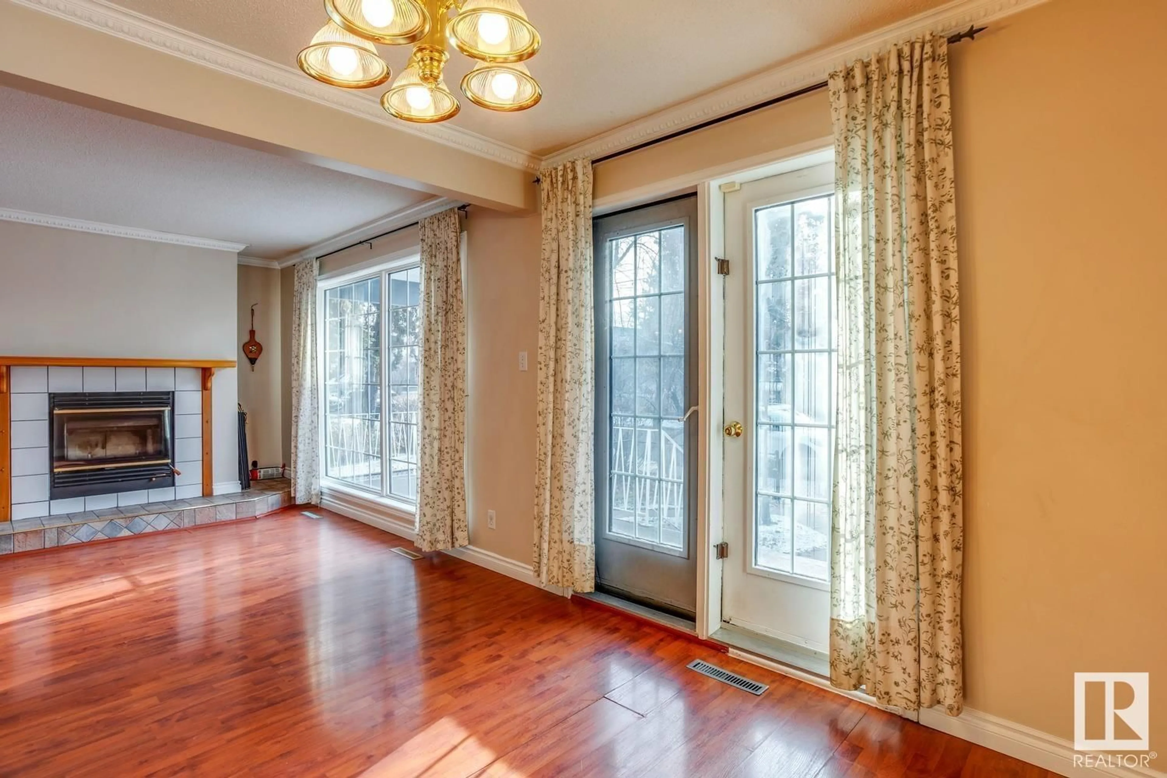 Indoor entryway, wood floors for 9136 77 AV NW, Edmonton Alberta T6C0M2