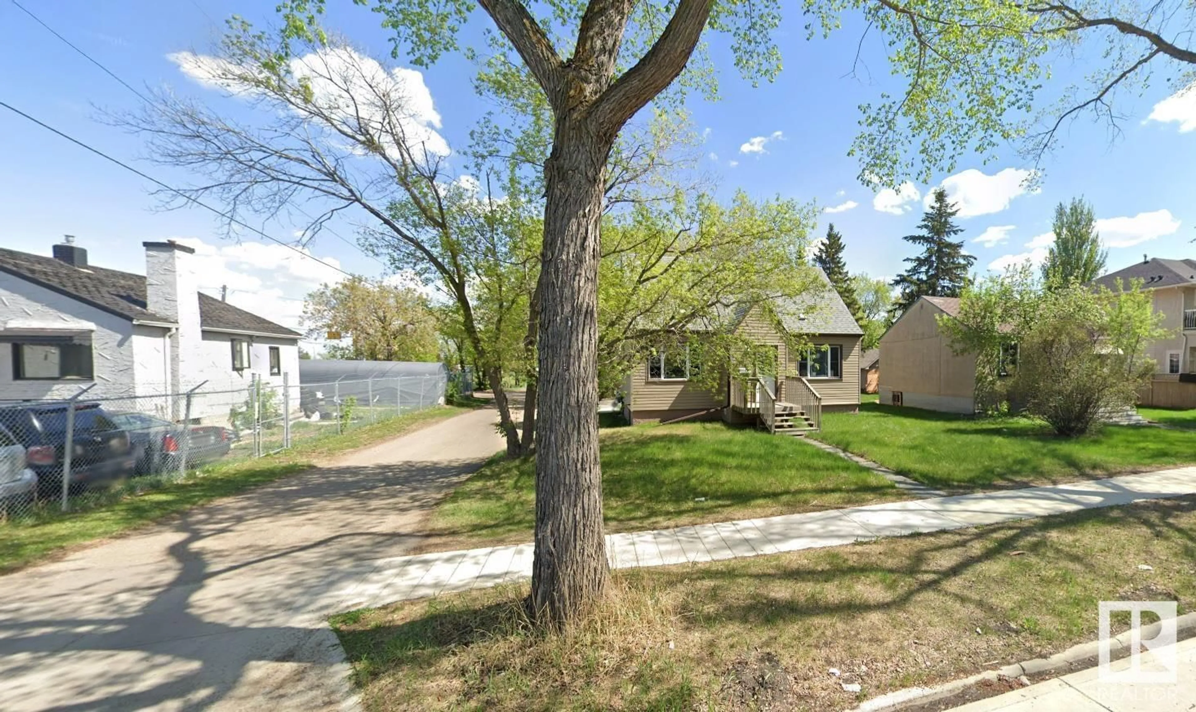 A pic from exterior of the house or condo, the street view for 11739 122 ST NW, Edmonton Alberta T5M0B6