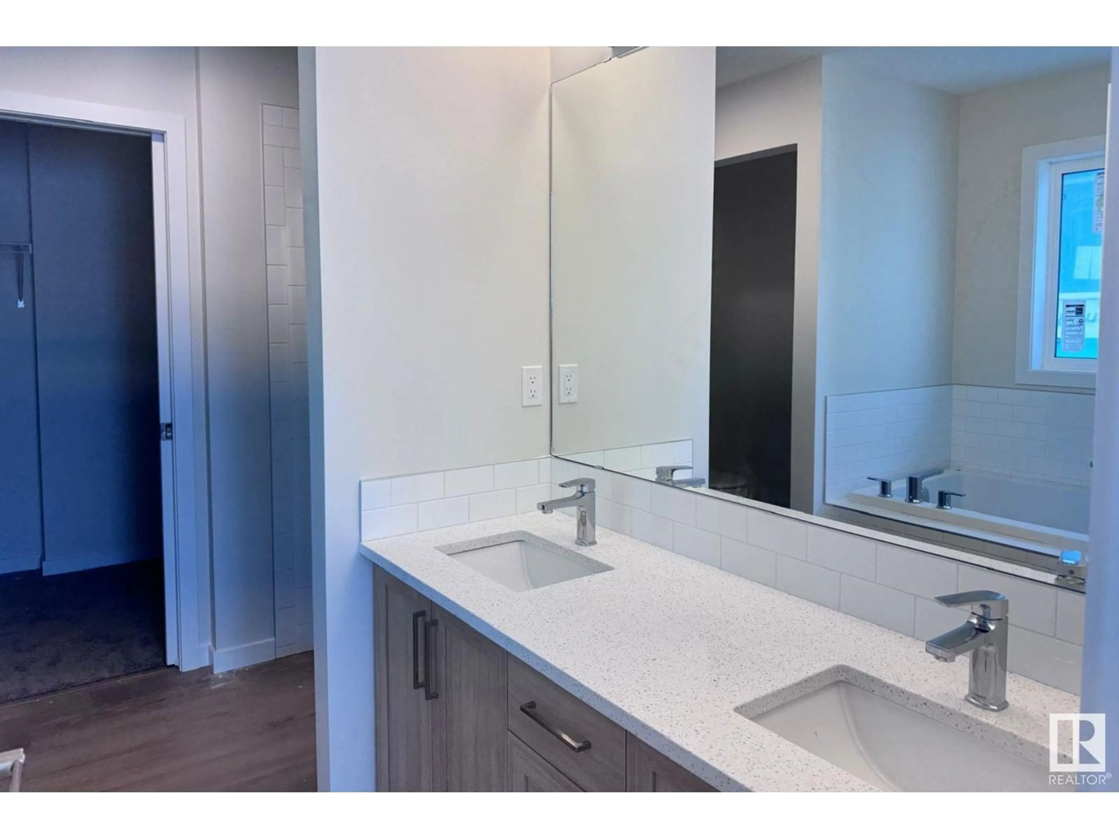 Standard bathroom, ceramic/tile floor for 3516 ERLANGER LINK LI NW, Edmonton Alberta T6M0N9